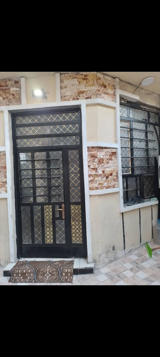 دار للبيع100متر قاطين  جسر ديالى القديم شارع الجنسيه ***********
