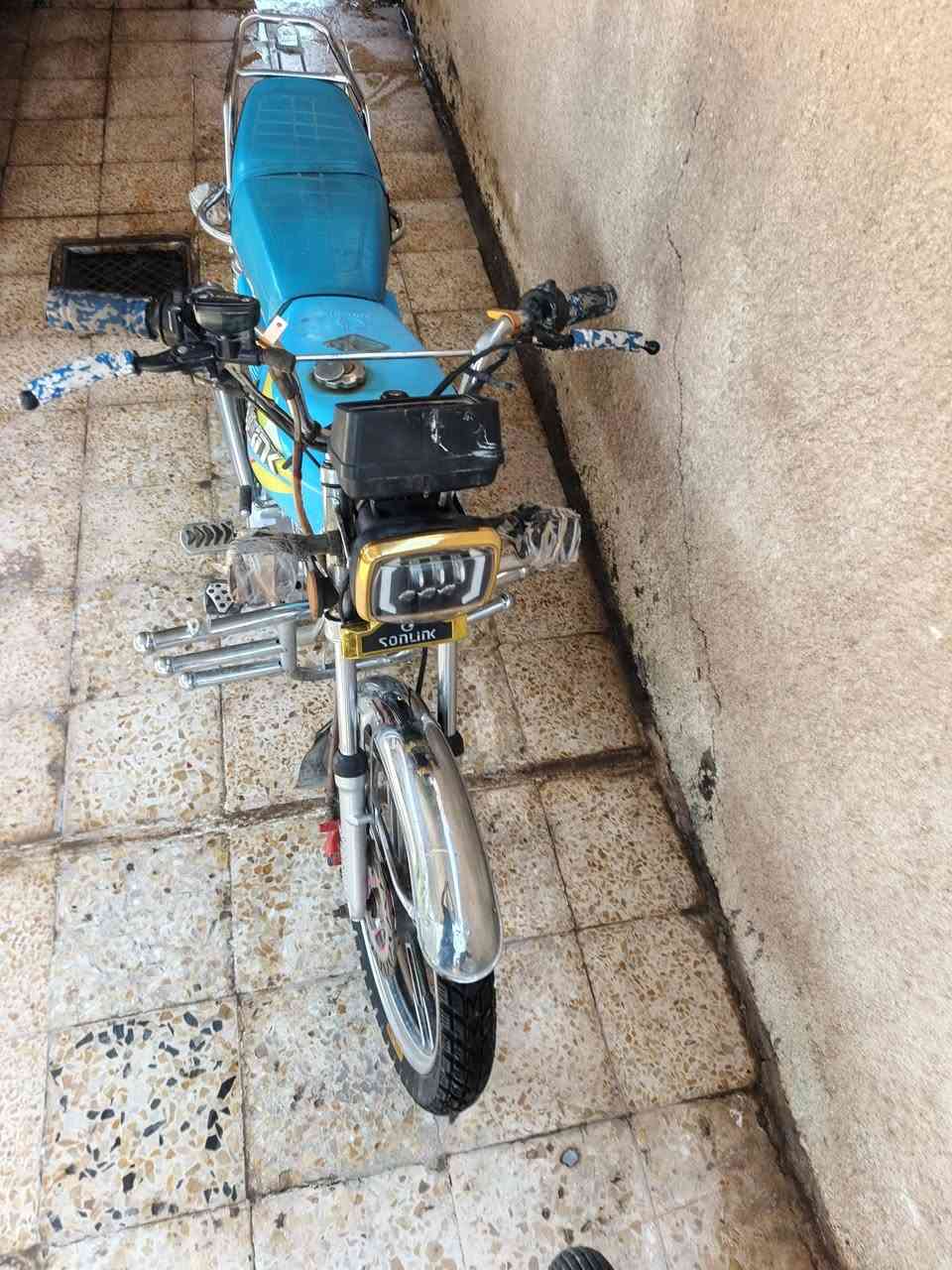 سلام عليكم موديل 2023محرك 2024بلادي ما مفتوح
كله شغال تخم تاير جديد بصمه شغال ماتحط عل***********مكانه سامره سعر 550 منفيس الأصلي 

قفل 525الي شاري يتصل إلي يعامل ويكسر لا يتصل
