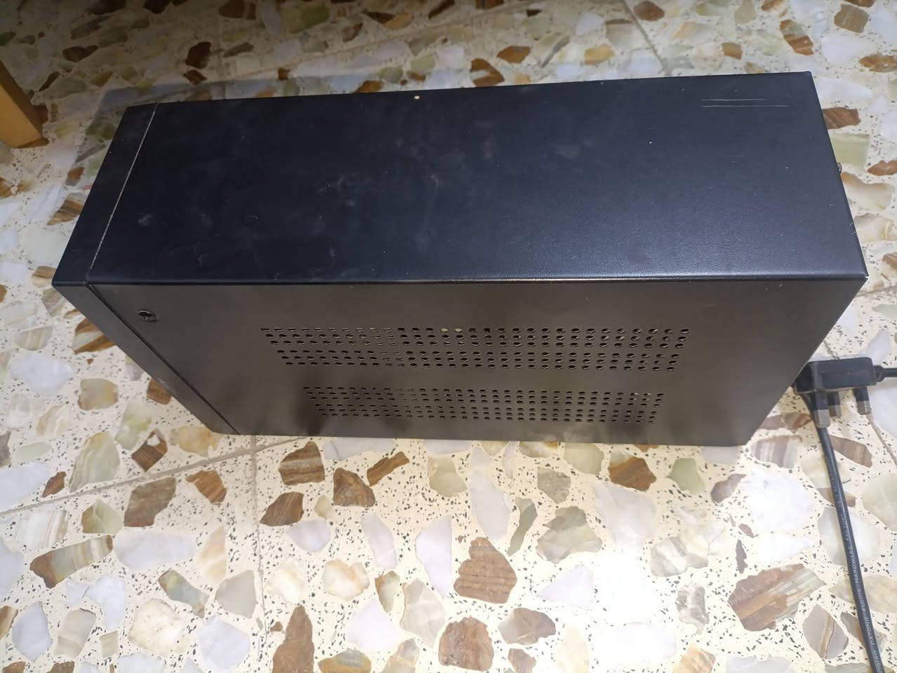 سعة 1800VA
يعمل على 220V
بحالة جيدة ويشتغل بصورة ممتازة
البطارية شغالة ومجربة ✅
عند انقطاع الكهرباء يبقى يشغّل الأجهزة،
يحتوي على عدة مخارج كهربائية.
مناسب للتلفزيون، الكمبيوتر، الراوتر والأجهزة الإلكترونية.
💰 السعر: 60 ألف 
📍 المكان: محاويل 

***********
