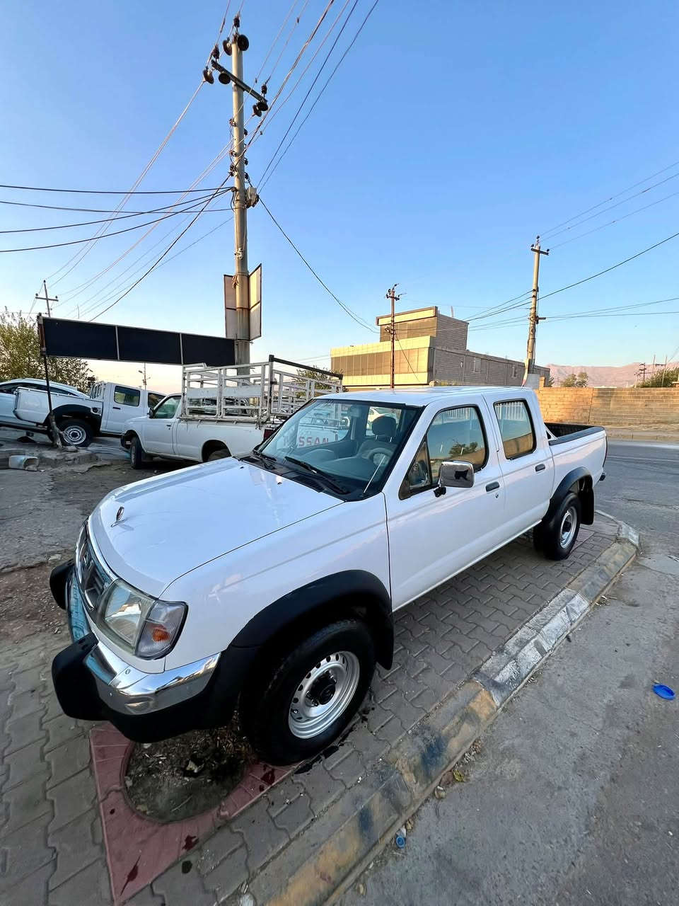 بەناوی خودا
پیکاب نیسان ( ٢٠٠٢ ) یابانی 

_ دەبڵ ئەکسل بیلاد مەکینە بەخە
300KM 

_ بێ دەعم و زەربە پێش و پشتی کەپسە بەشەرت 
بۆیاخی پەمپی تیانییە تەنها چەن جێگەیەک کارتی هەیە لەسەر هەڵدان کارت کراوە بێ چەکوش و مەعجون

_گێرو مەکینە و دەبڵ گێڕ ئەکسل دەبڵ ئەکسل بەشەرت 
تەقەو رەقە نیە زۆر نەرم و بە هەلمەتە سەیارەیەکی زۆر تازەیە لایت و عەتەر و دەعامیەکانی بیلادی شەریکەیە 

_سەنەوی بەسەر چوە تەحویل و خەرامە وەکالە بە شەرت 
گۆرینەوە ناکەم تەنها دەیفرۆشم ..

لەهەڵەبجەی شەهیدم 

***********
ڤایبەر و وەتس ئاپ لەسەرە
