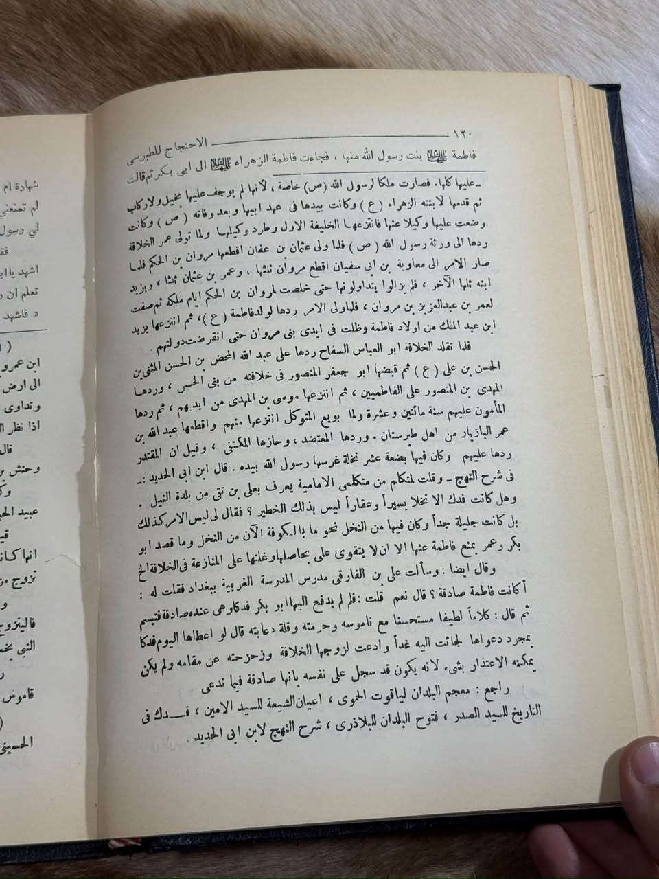 كتاب الاحتجاج

✍🏻 تأليف: أبو منصور أحمد بن علي بن أبي طالب الطبرسي
من أعلام علماء الإمامية في القرنين الخامس والسادس الهجري، عُرف باهتمامه بجمع الروايات والمناظرات والاحتجاجات التي تمثل جانباً مهماً من التراث الكلامي والفكري.
✍🏻 تعليقات وملاحظات: السيد محمد باقر الخرسان

📜 من أشهر كتب الاحتجاج والمناظرة في التراث الإمامي، جمع فيه الطبرسي طائفة واسعة من احتجاجات النبي وأهل البيت (عليهم السلام) ومناظراتهم مع المخالفين وأهل الأديان وأصحاب الاتجاهات الفكرية المختلفة، إلى جانب الخطب والرسائل والتوقيعات. وتبرز قيمة الكتاب في عرض أساليب الاستدلال والحوار والدفاع عن العقيدة من خلال نصوص منسوبة إلى شخصيات إسلامية بارزة.

📚 السر الذي يميز هذا الكتاب
▪️ يجمع نماذج واسعة من المناظرات والاحتجاجات العقائدية والفكرية.
▪️ يكشف تنوع أساليب الاستدلال بين البرهان العقلي والاستناد إلى النصوص والمصادر.
▪️ يضم حوارات مع أصحاب ديانات واتجاهات فكرية مختلفة، مما يجعله مصدراً مهماً لدراسة الجدل الكلامي في التراث الإسلامي.

📚 رحلة القارئ داخل الكتاب
▪️ احتجاجات النبي (صلى الله عليه وآله) وأمير المؤمنين وأهل البيت (عليهم السلام) في قضايا التوحيد والنبوة والإمامة وغيرها.
▪️ مناظرات الأئمة، ولا سيما ما روي عن الإمامين الباقر والصادق والإمام الرضا (عليهم السلام).
▪️ احتجاجات السيدة الزهراء والسيدة زينب (عليهما السلام) وخطبهم ومحاوراتهم.
▪️ رسائل وتوقيعات واحتجاجات مرتبطة بالإمام المهدي (عجل الله فرجه).

📚 أبرز المفاهيم
▪️ كيف يمكن بناء الحجة العقلية في مواجهة الشبهات والأسئلة العقدية؟
▪️ كيف جرت مناظرات الإمام الرضا (عليه السلام) مع عدد من علماء الأديان والاتجاهات الفكرية؟
▪️ كيف تحولت الخطبة والمناظرة إلى وسيلة لإثبات الحق والدفاع عن الموقف الفكري؟
▪️ ما الأساليب التي استخدمها أهل البيت (عليهم السلام) في محاورة المخالفين وأصحاب الديانات المختلفة؟

📚 لماذا يقتنى هذا الكتاب؟
▪️ لأنه من المصادر البارزة في دراسة المناظرات والاحتجاجات في التراث الإمامي.
▪️ مناسب للباحث في علم الكلام والعقائد والتاريخ الفكري والتراث الإسلامي.
▪️ يجمع مادة روائية وحوارية واسعة يصعب جمعها في كتاب واحد.

🏛️ مطابعة النعمان – النجف الأشرف.
▪️سنة 1386هـ / 1966م.

💰 السعر: 25 ألف دينار عراقي.

🏛️ قناة التليجرام للمكتبة:
https://t.me/AtiqBookstore

#مكتبة_عتيق #كتب_تراثية #كتب_عقائدية #كتب_الاحتجاج #كتب_نجفية
