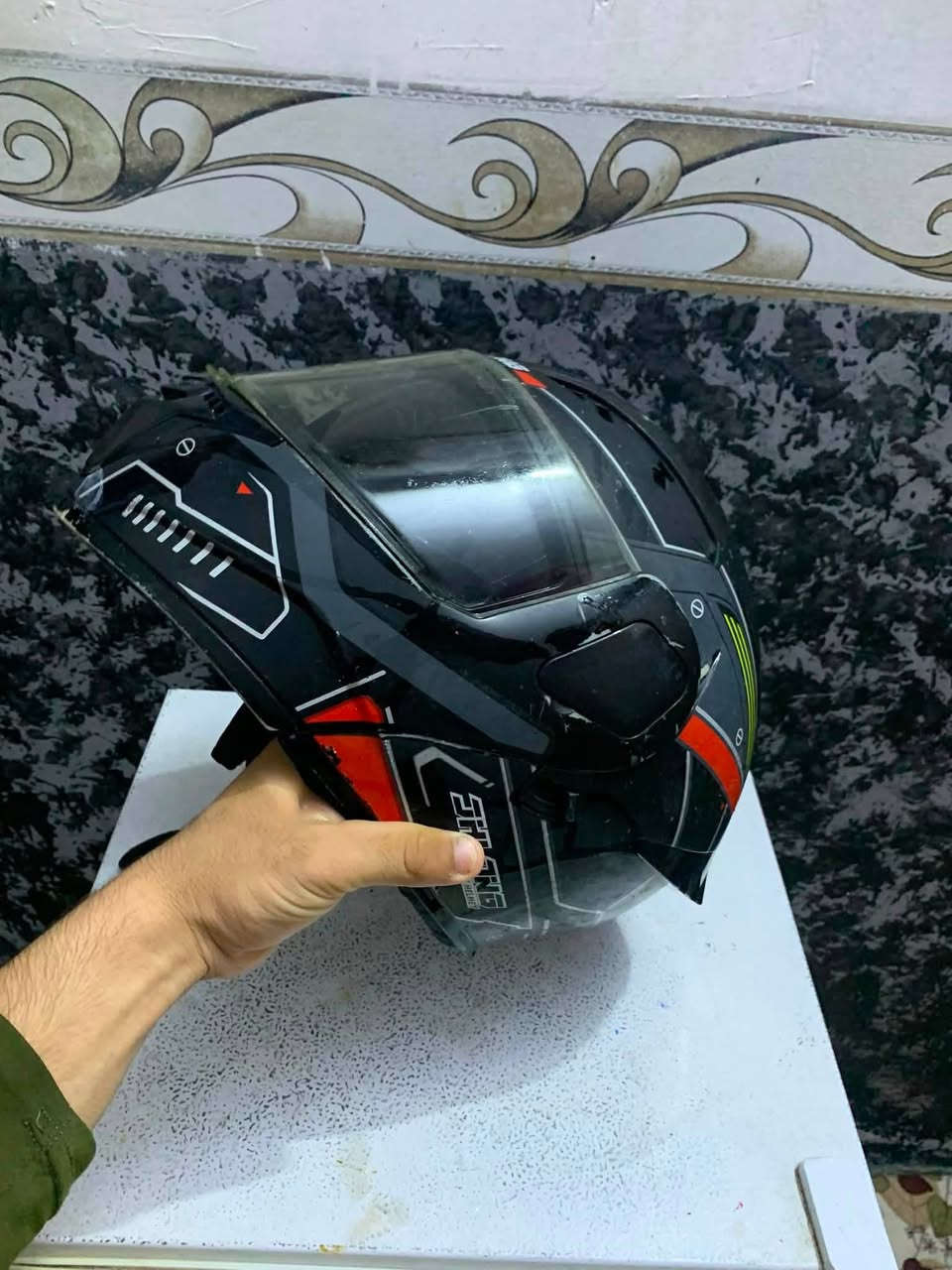 خوذه للبيع سعر ٢٥ ***********
