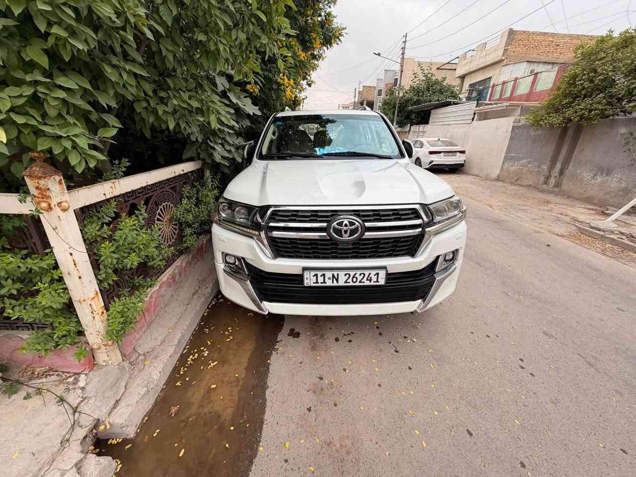 السلام عليكم 
للبيع لاندكروز 2017 
فئة GXR سبشل ادشن 
رقم بغداد تحويل مباشر 
كير محرك كفاله
تبريد كفاله 
صدر جديد 
مكينه V8
تخم تاير جديد 
مواصفات معروفه 
بيها جاملغ خلفي صبغ وحافة البنيد صبغ 
السعر 465 وبيها مجال 
مكاني بغداد حي الجهاد 
***********
***********

