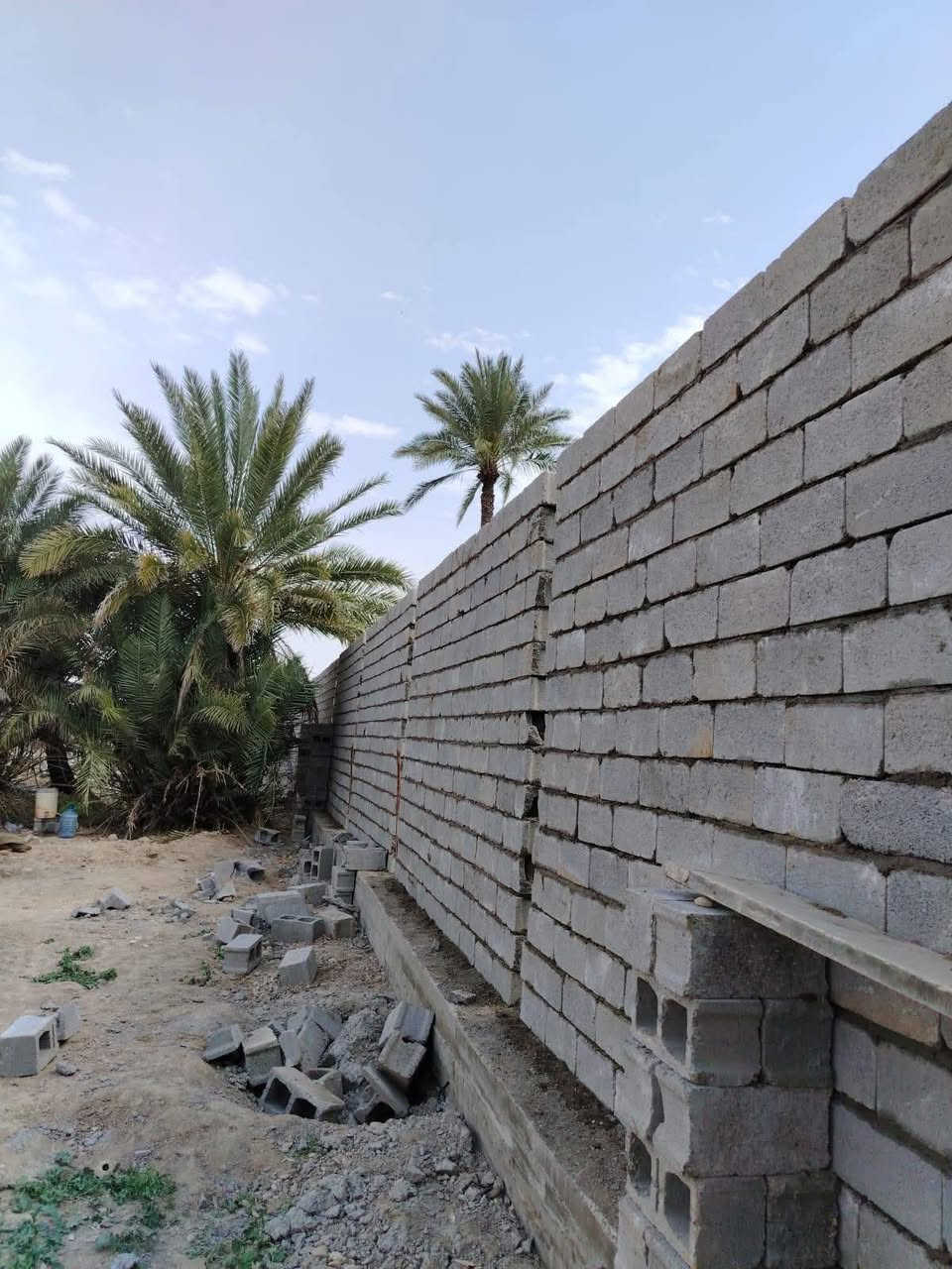 السلام عليكم ورحمة الله وبركاته خلفه بناء بلوك طابوق شغل درجى أولى الاتصال ***********

نص مكتوب في الصور:
- O HONOR X9b
- 108MP Ultra-Sensing Camera