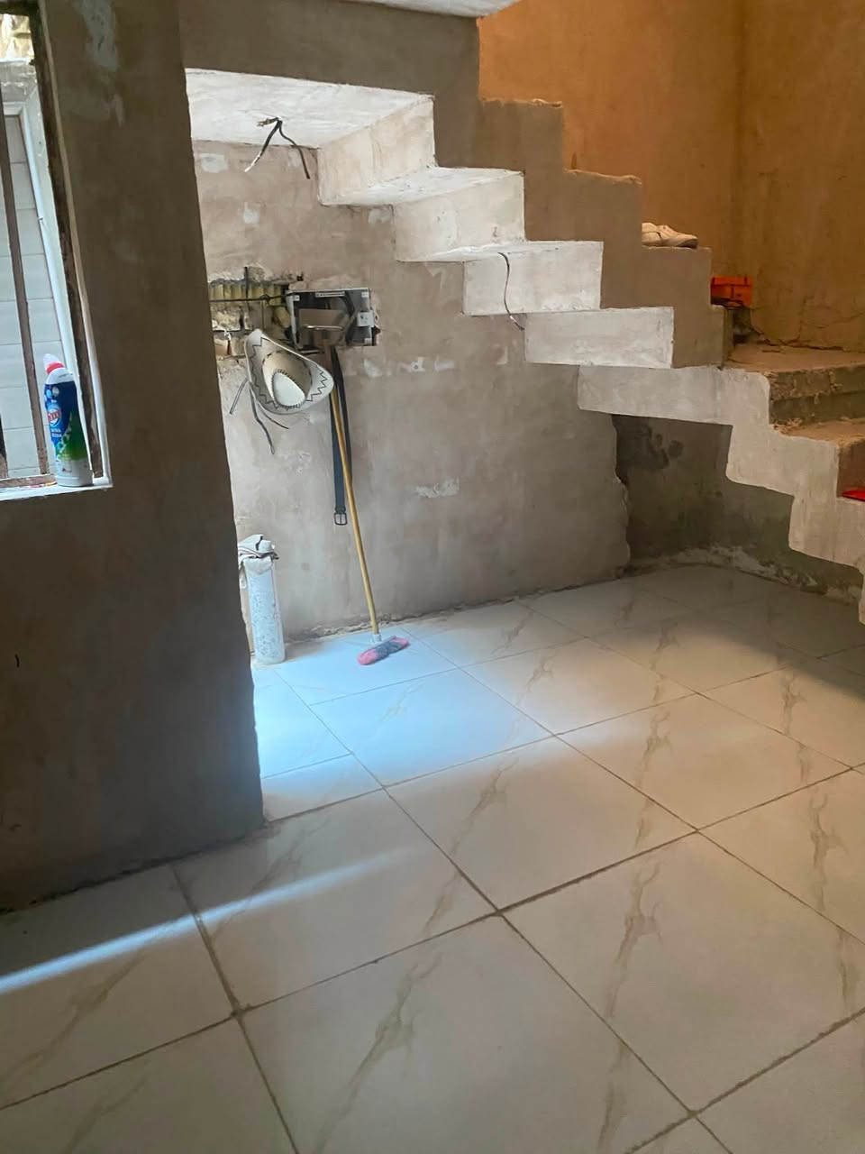 السلام عليكم بيت للبيع شرطه رابعه مساحه
111 يحتوي هول ومطبخ وغرفه نوم وحمام وطرمه 
وطابق ثاني غرفتين وبينهم هول 
وبيتونه كبيره 7 امتار طولها وعرض 4 امتار
للاستفسار التواصل ***********

