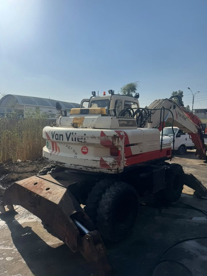 🏗️ حفارة إطارات (شفل/حفار تايرات) للبيع
تفاصيل المعدة:
 النوع: حفارة إطارات (Wheeled Excavator) - Van Vliet.
 الحالة: شغالة وجاهزة للعمل مباشرة، الفحص والمعاينة موقعياً.
 المواصفات: محرك ونظام هيدروليك بحالة ممتازة، أرجُل تثبيت (Outriggers) شغالين، إطارات بحالة جيدة.
الموقع: الموصل
📞 للتواصل والاستفسار: ***********
💬 أو التواصل عبر الخاص / الواتساب
