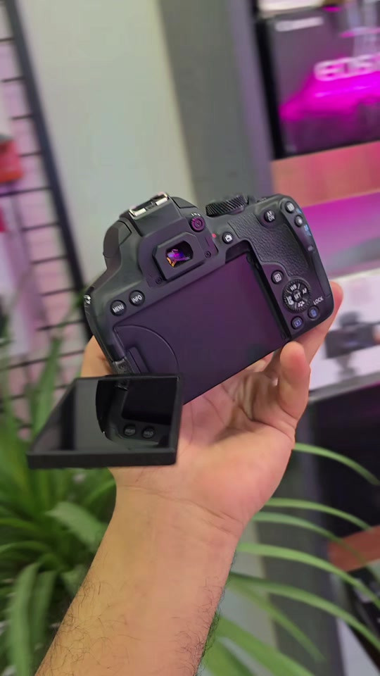 4k طال عمرك  Canon 850d 18 55  كاملة ملحقات  جنطة ورام وشاحنة وحزام وبطارية 
