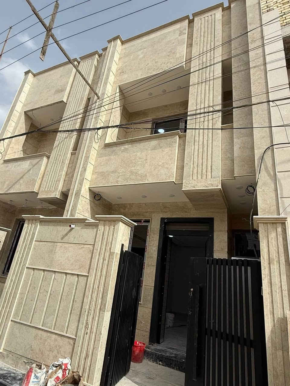 مشتملات تون للبيع عدد اثنين البنوك مربع كنيسه
المساحه ٨٥ متر بناء حديث غيرومسكون 

الواجهه ٤.٤٠ والنزال. ٢٠. متر. 

المحتويات استقبال ومدخل ثاني مطبخ حولى ومنور 

عدد الغرف اربع نوم. مع نظام سويت 

لاستفسار اكثر لاتصال مكتب الأقمار للعقار شارع الكنيسه 

***********📞
