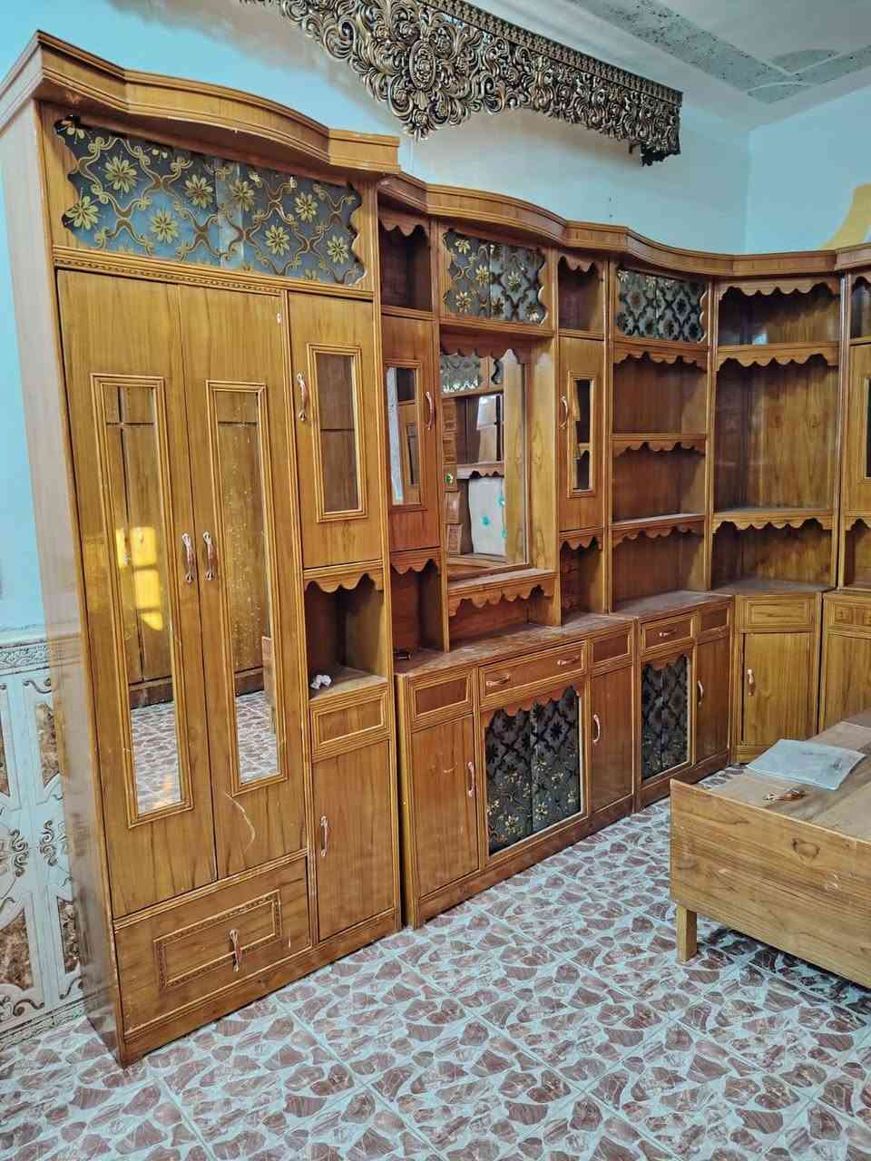 من رخصة المسؤول يوجد غرفة نوم خشب صاج عراقي ٦ابواب ملحق للبيع السعر ٨٥٠وبي مجال العنوان الرمانة البوعبيد الاستفسار ع رقم ***********
