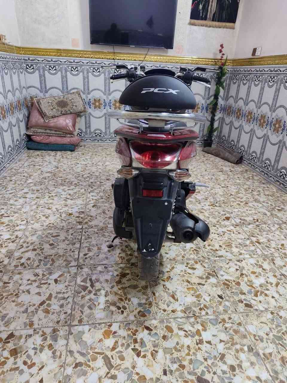 السلام عليكم للبيع دراجه pcxجيل الاول ماشيه 42الف دراجه ماخذها رمبه وعلى ايدي شوفت عينك حجم مكينه 150ياباني أصلي دراحه كامله استان كهربائي حساس ازدحام دراجه جديده احلا من الصور مكان  مكان بغداد مدينه الصدر دراجه مكفوله كفاله عامه ***********متواجد واتساب فيسبوك او ع رصيد مو مشكله سعر خاص♥️🫶
