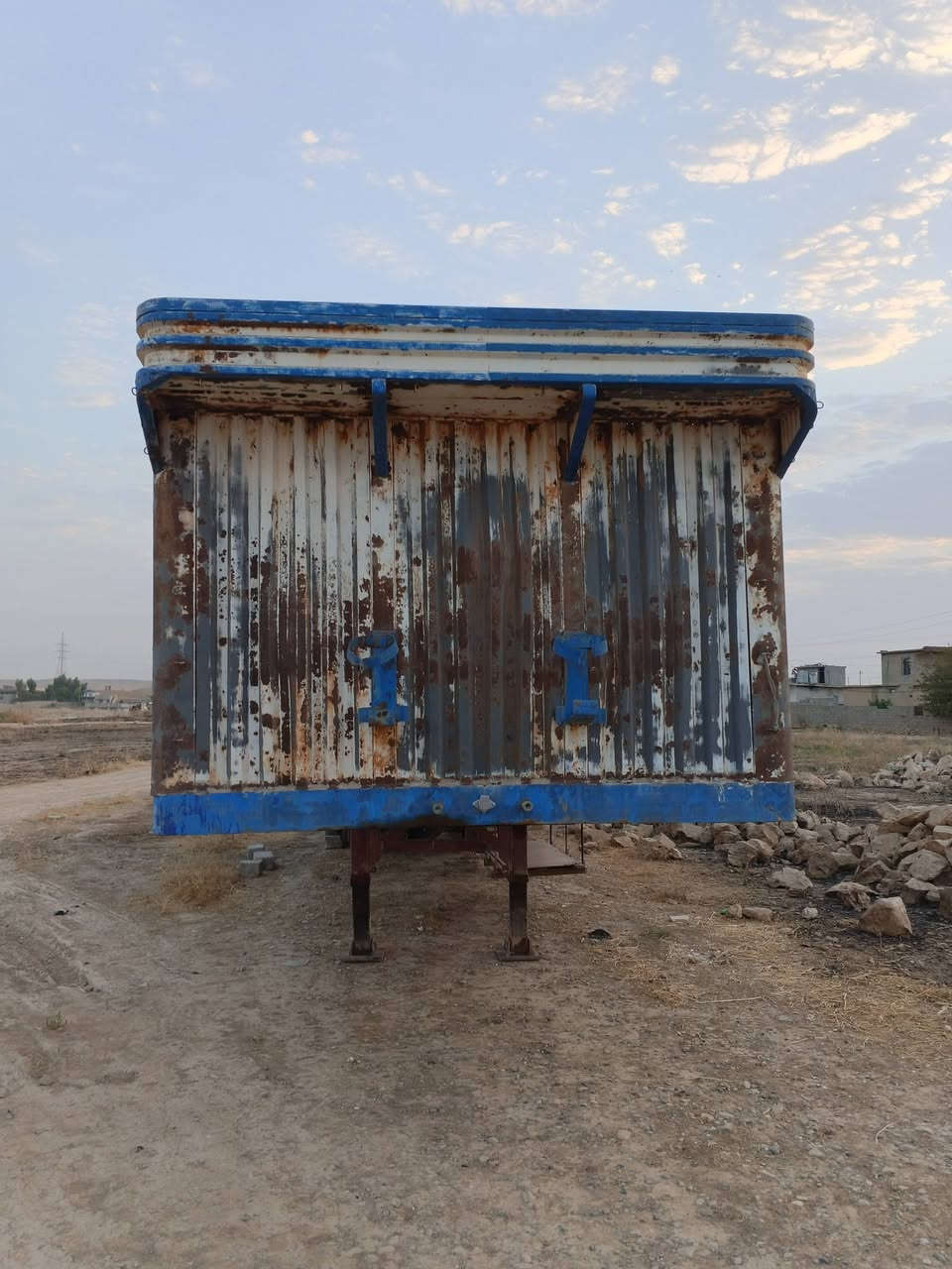 السلام عليكم عربانه للبيع ارتفاع جناب 180 طول 12 ونص كهربائية كاملة هوه كامل السعر 38 بيها مجال ***********
