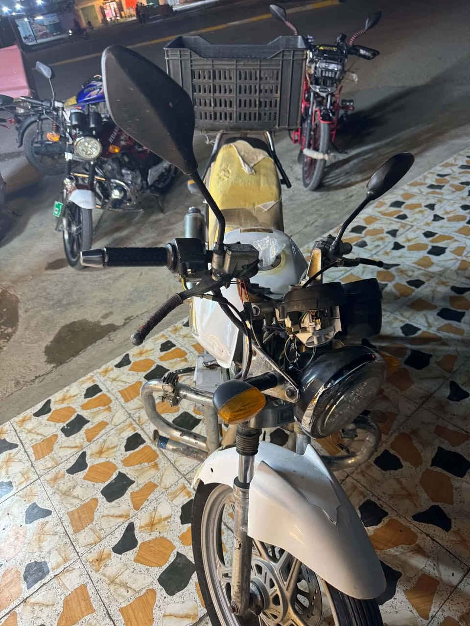 مطور هايوشه للبيع يعوزه شغل يمشي كلشي مابي ماطور مكانه العبيدي سعره 250وبي مجال حك جيه لي يريده موجود بل العبيدي مطعم توب شيف
رقم هاتف :***********
