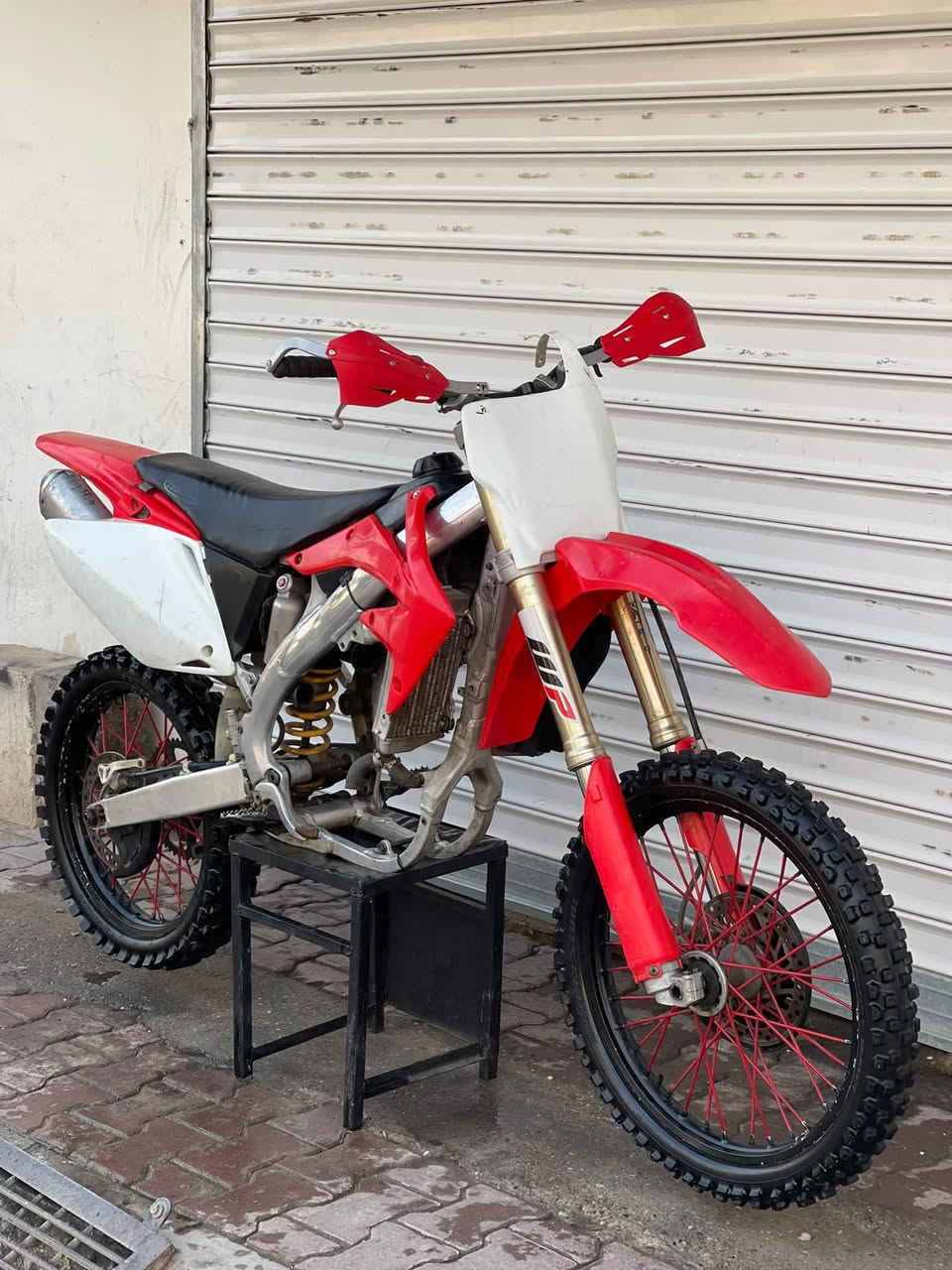 سلام عليكم
للبيع قفاز ياباني. Crf 450cc بلاد شركه مختم موديل 2009 
كل جسمه بلاد بدون نقص بريكات دبلات وياله مسطره. للبيع 
محركه موجود كامل تفرعات ويا كرنك مكطوم يتصلح ب 5-6 اوراق. 
الدراجه سعره ويه المحرك 13 
بدون محرك 10  وكلشي اكو بل سوك يعجبك السعر تعال خاص 
توصيل كافه المحافظات موجود 100 الف يوصلك الطلب يلا تسلم مبلغ الدراجه اسف على الأطالة
