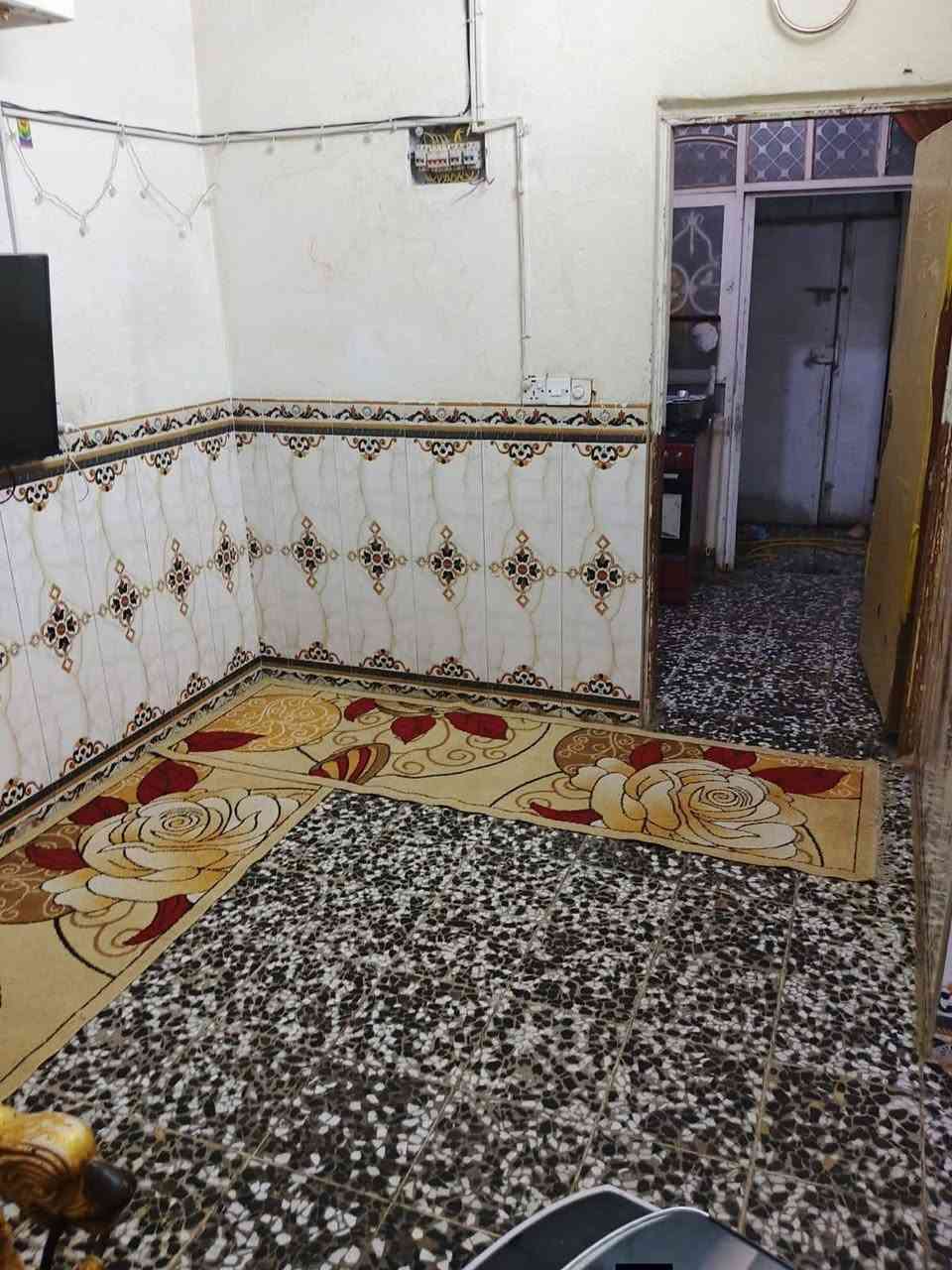 بيت 64 متر للبيع  طابو زراعي بناء طابوق وبلوك مطعم يتكون من غرفه وصاله واستقبال ومطبخ وصحيات سطح كامل بناء كامل العنوان خلف مجمع عماد سكر مباشرتا قريب ع شارع العام شارع الحرفين الاتصال ع هذة الرقم ***********
