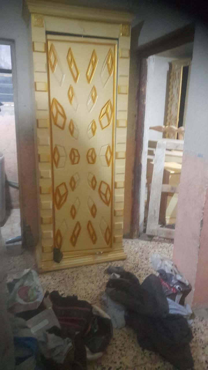 ١٢٥ وبيه مجال
***********
العبيدي

نص مكتوب في الصور:
- +964 773 197 1942 قبل ٢٦ دقيقة كنتور وزاويه وميز مراية سعر ١٧٥الف