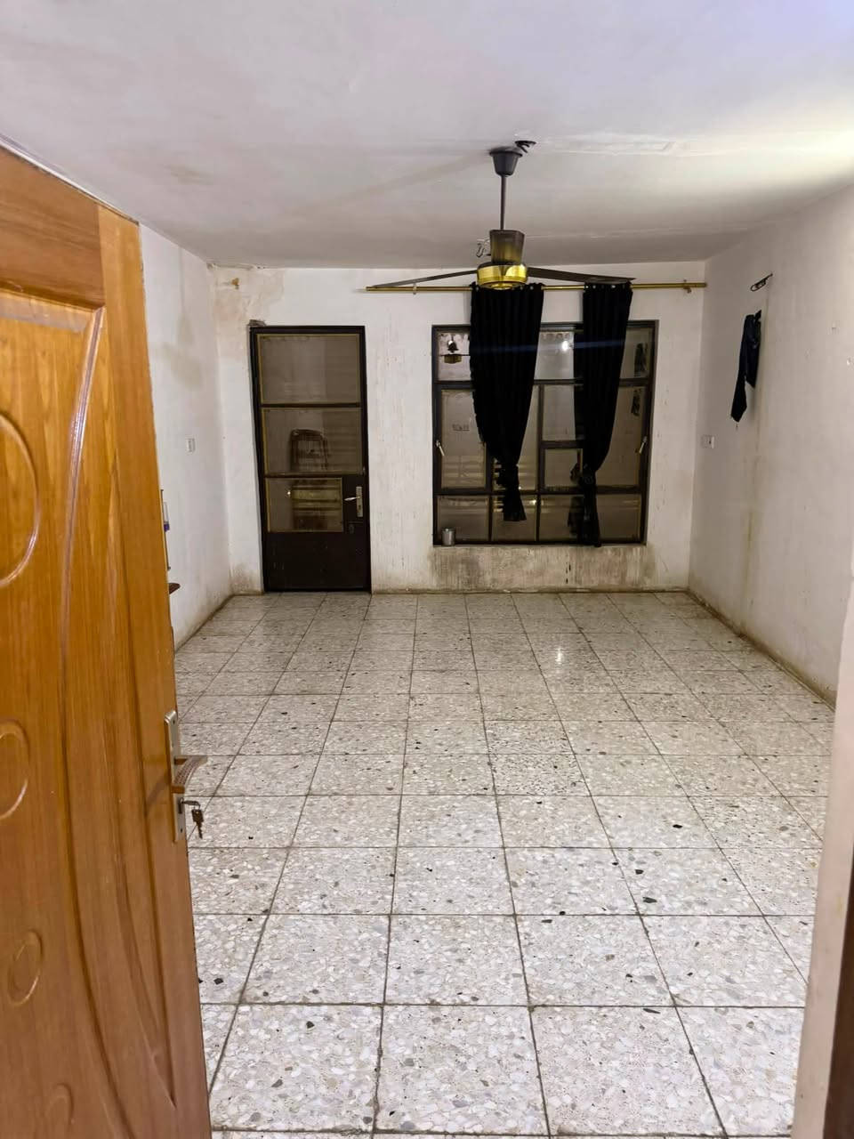 سلام عليكم بيت طابق ثاني ل أيجار يحتوي على غرفتيني گبيره  خدمات حمام مشترك او حولي صغير موقع لبيت البلديات صحفين قرب قلعه لبنان  لبيت طابو استفسار عل رقم ما متواجد عل فيس ***********
