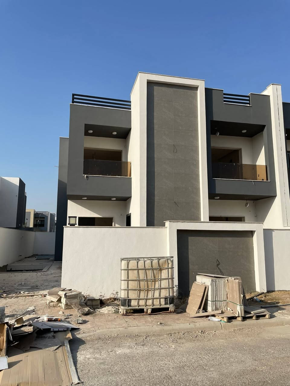 🏡 للبيع بيت  في مجمع مكي السكني
مقابل جامعة ديالى 
                   أستلام قريب💥
‎📐 مساحة البناء: 250 م²�🏠 طابقين�🛏️ 4 غرف نوم�🚿 3 حمامات�🛋️ صالتين�🌿 حديقتين�✨ استقبال واسع ومميز�🏊 مسبح خارجي
💎 تصميم عملي ومساحات مريحة، مناسب للعوائل ويمنحك خصوصية وراحة
📞 للاستفسار ومعرفة السعر والتفاصيل /    ***********   
‎🔥 فرصة مميزة للسكن أو الاستثمار — لا تفوتها!
