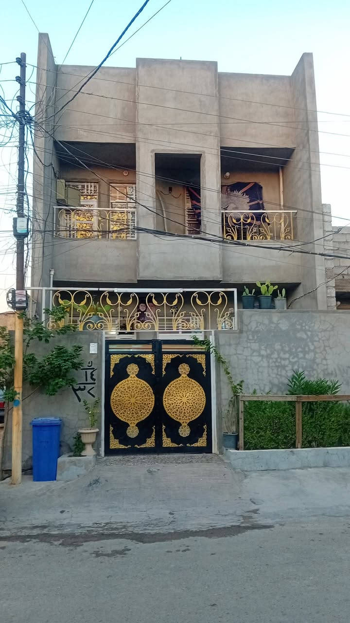سلام عليكم بيت 🏠 طابقين للبيع منطقة الاصلاح جهت تمايمه  طابق الثاني معزول من ماء وكهرباء للستفسار انتصل على هاذا رقم الهاتف ***********
