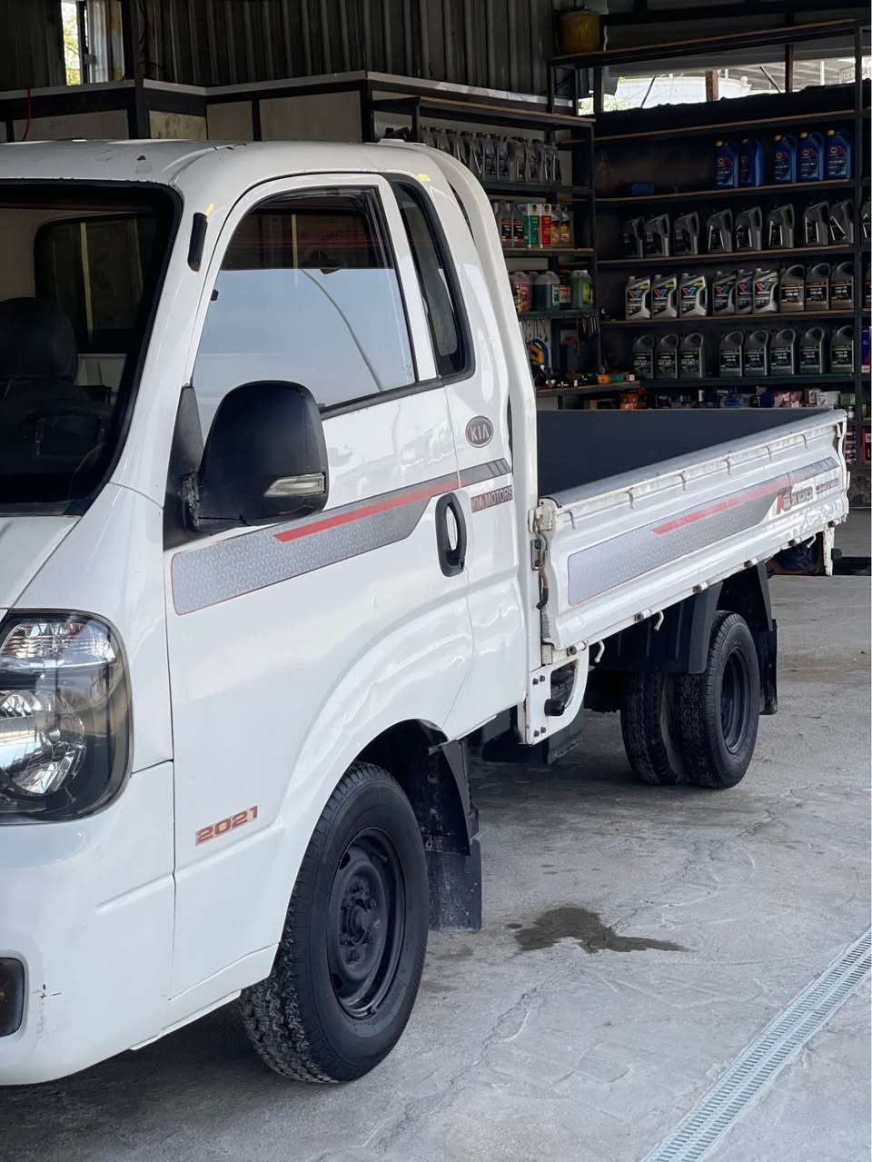 السلام عليكم بنكو نثيه 2700 مفتوح السيارة جاهزة وكلشي شغال بيه تخم تاير جديد وحداديه نص عمر والتبريد شغال ثلج تحويل ثاني يوم بسم المشتري ياخذه كامه مصفرة السعر 95 وبيه مجال حك الجيه السياره مكفوله ما عده بس الدوس وشبر من الباب بس معمرينه رقم الهاتف *********** يوجد واتساب البصرة, العراق
