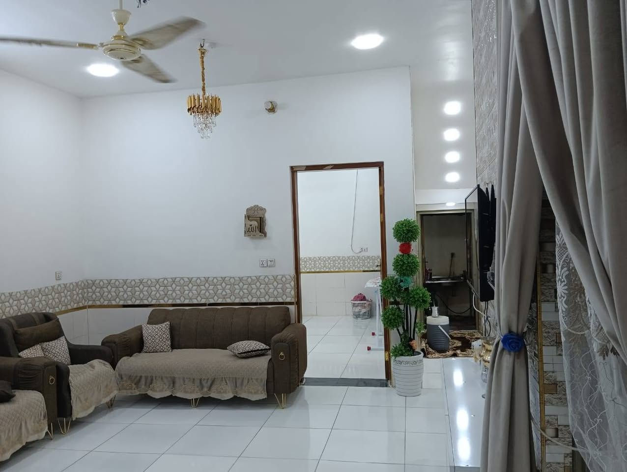 مشتمل حديث طابقين ثلاث غرف نوم وبيتونه طابق ثان 125م جاهز من كل شي منظومة كاميرات شارع 10  الرقابه الماليه مقابل مجمع الجناىن ومجاور مجمع البرديني منطقة سكنيه متكامله خدمات ماء كهرباء مولد سعره 110بي مجال بسيط ***********
