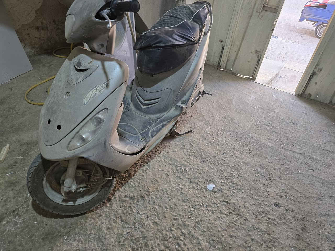 السلام عليكم دراجه للبيع نظيفه وحلوه عوزها فقط جفت المكينه كهربائيات شغاله السعر قفل ٢٥٠ وبيه مجال عنواني الديوانية مركز رقم الواتساب ***********
