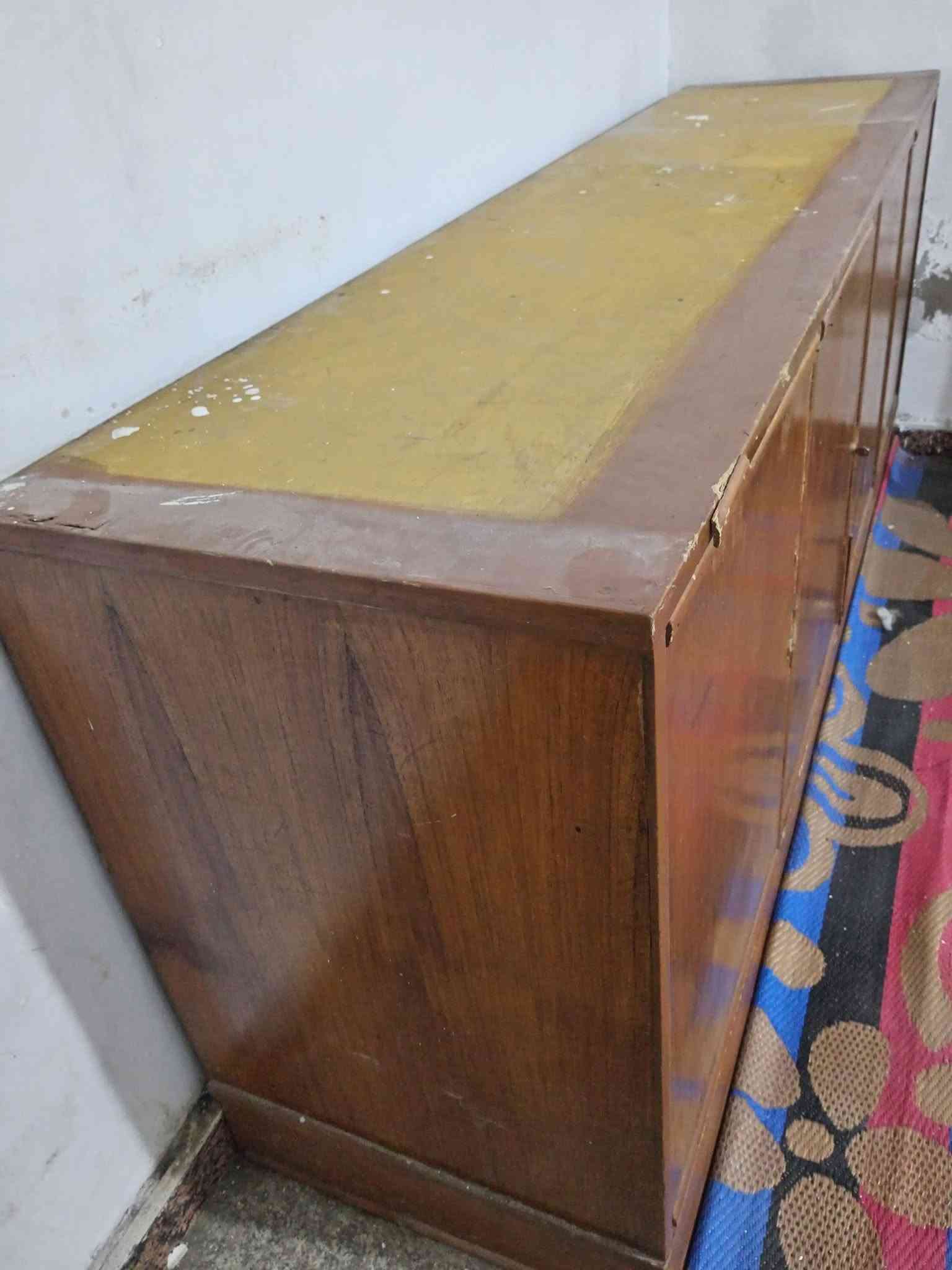 بوفيه • خشب ثقيل • رفوف حديد