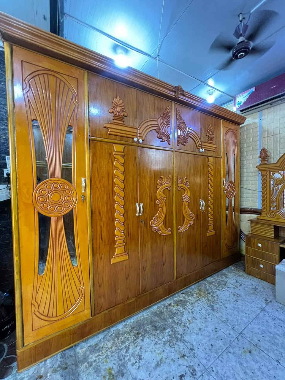 غرفه نوم ام السته طابقين صاج ضهر جرجوبه زاويه قلاب استعمال ٦ اشهر مع طابوريه هديه وميز بلازمه عنوانه كوت حي الجهاد شارع النجارين نجارة ومعرض الحجامي الاتصال او مراسلة الصفحه سعره مع الشد والنقل علينه داخل الكوت ٧٠٠ وبيه مجال ***********
