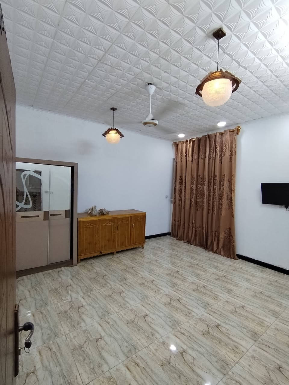 بيت للبيع بغداد ام الكبر والغزلان و كذلك قريب على مدينة الصدر قطاع ٦٨ سكن واقع حال مساحة ( ١٥٤) متر خدمات متوفرة بيت نضيف بيه غرف نوم عدد ٢ وستقبال وحولي ومطبخ وحمام عدد ٢ وكراج وترك ومنور للاستفسار الاتصال على الرقم ***********
