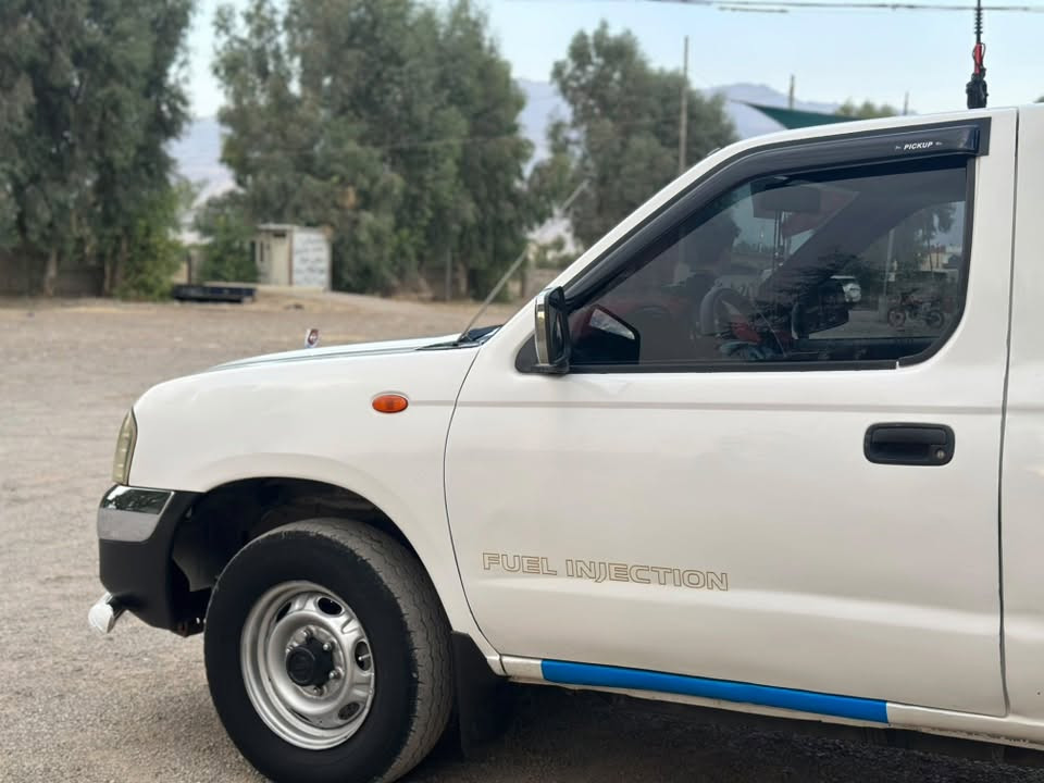 Nissan 2010
بۆ مەسرەف مەگەرێ سەوتو دوکەلو بوخاری نیە 
مەکینەی نەکراوەتەوە بەشەرتی هەزار فیتەر 
تنو تۆڵە سەیارەکە حازرە بۆ بار
هەمو گیانی بەشەرت ڕەفیقی نەماوە 
سەنەوی تازەیە نیو دەرگای بۆیاخە لەگەل تۆزێکی بۆدیەکەی
بێ ناوگرتن سعری١٢٦ مەجالێکی زۆر کەم 
موشتەری نیت سەرمان مەئێشێنە
***********
