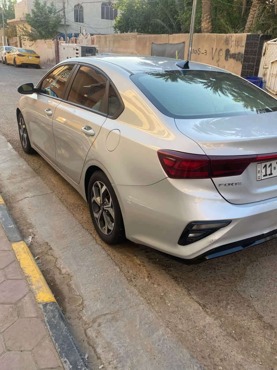السلام عليكم 
كيا فورتي 2021 وارد امريكي رقم بغداد انكليزي تحويل مباشر سنوية لغاية 2027 
السيارة بيه صبغ بنيد ودعامية فقط بدون اي داخل وايرباك ستيرن فقط 
مواصفات ثلاث انظمة قيادة تحكمات ستيرن جهاين مثبت سرعة قيادة ذاتية تحديد مسار شاشة كامرة وتدعم كاربلي رادار امامي حساسات امامي وخلفي هواي مواصفات خمس ويل كب محرك 2000 دوش لا تنقيص ولا تبخير ولا فتح كير At سيارة تبريد ثلج حدادية امامي خلفي جديد سيارة جديدة واحلى من صور 
السعر:130 وبيه مجال للشراي 
المكان:كوت الهورة 
***********
