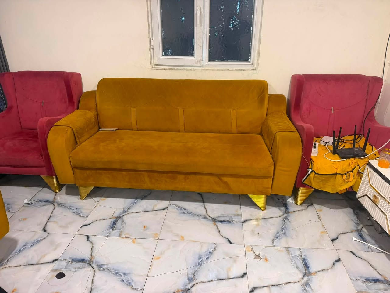 يوجد اثاث للبيع في زيونة رقم هاتف ***********
