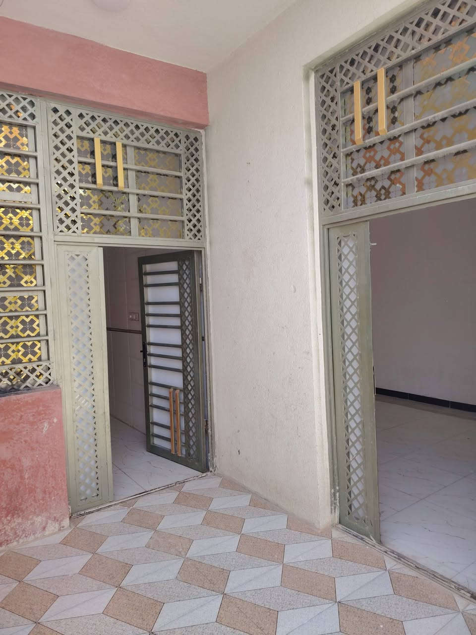 بيت زراعي المساحه ١٤٠ يتكون من ستقبال صاله غرفتين نوم مطبخ صحيات خارجيه داخليه شارع عشره متر كافه الخدمات ناحيه أور السديناويه الشارع المصتوصف البيت فارغ حاليآ تكدر بيومك تسكن بي للستفسار أكثر *********** سعر ٦٨ طابوق صب كونكريت

