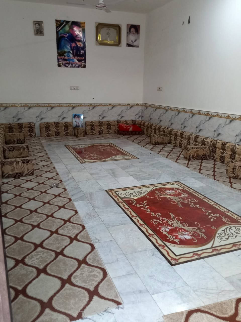 بسم الله الرحمن الرحيم
سلام عليكم 
عندي بيت مساحه 200 م. على. ساحه.وثاني بيت عن الركن  وقريب على  شارع رئيسي .
 بناء جديد 2022 
شوارع كله تبليط 
العنوان. ناصرية حي اور الثانيه  قرب مدرسه الجماهير 
استقبال 8*4
مطبخ 5*4
صاله 7*5
غرفتين  وحده 4*4 والثانيه 5*4
صحيات داخليه وخارجيه  سيراميك 
الطابق الثاني 
غرفتين جاهزات مع صحيات 
وغرفتين وصاله هيكل 
الارضيه البيت مرمر كله
السعر 320 وبيه مجال 
تواصل على رقم ***********
