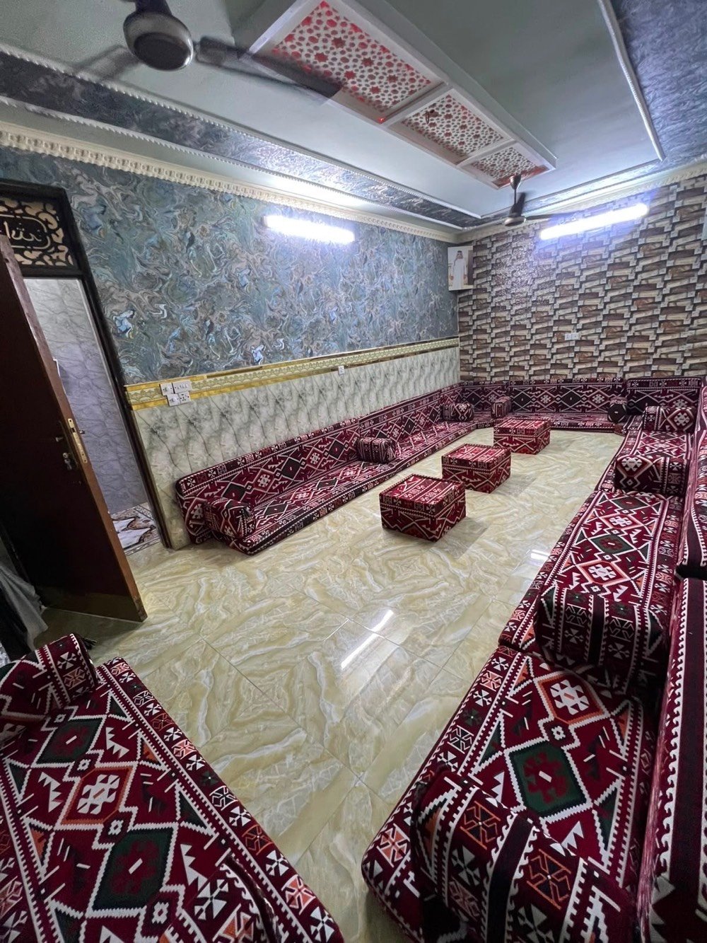 السلام عليكم 
عندي ديوان للبيع  الطول 6ونص العرض 3وربع 
السعر 300وبي مجال 
الاستفسار *********** 
لو علئ حساب الانستاء
@_84e8
عيني الديوان هذا وين موقعه بالضبط؟ يعني بأي منطقة/محافظة حتى المشتري يعرف إذا يگدر يجي يشوفه أو يستلمه.: 
بغداد. مدينه الصدر 
الديوان جديد لو مستخدم؟ وإذا مستخدم، بيه أي عيوب أو تمزق أو بهتان بالألوان؟: 
مستخدم 
التسليم شلون يكون: أكو توصيل لو الاستلام من نفس المكان؟ وبيك مجال على السعر لو لا؟: 
الاستلام من نفس المكان 
