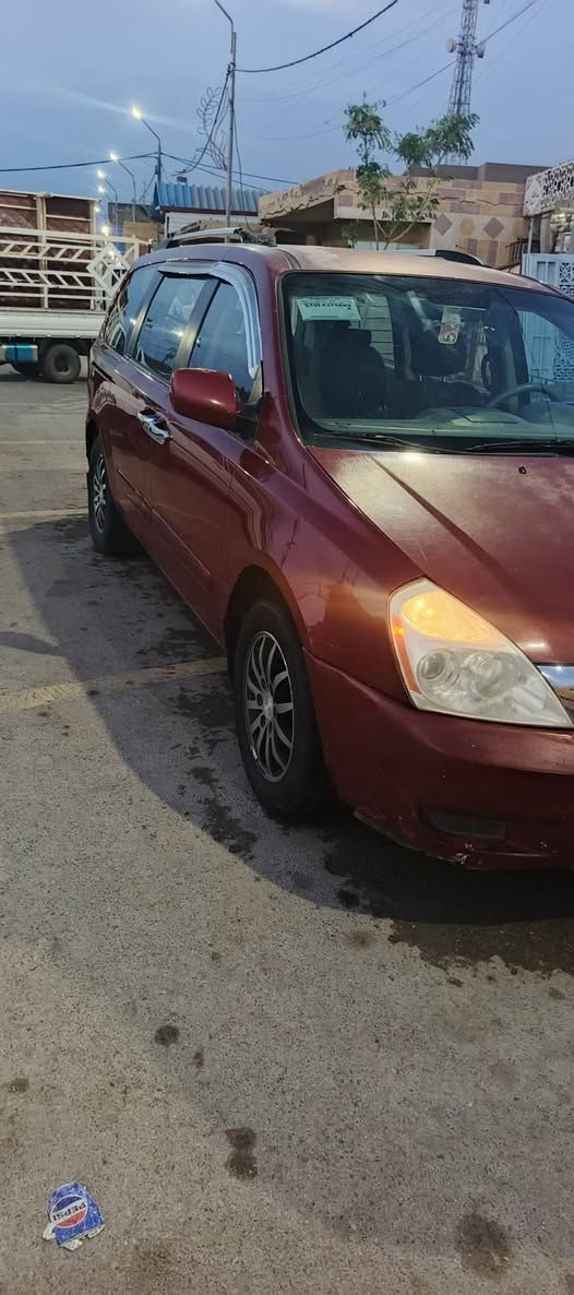 🚗 كيا سيدونا 2009 وارد أمريكي للبيع (سيارة عائلية ممتازة) 🚗
​الموديل والنوع: كيا سيدونا (Kia Sedona) موديل 2009.
​المحرك والجير:
​محرك 3800 V6 قوي جداً بحالة ممتازة.
​المحرك والجير والصدر (الهزة) مكفولات بشرط الفحص.
​المواصفات والراحة:
​وارد أمريكي، سيارة عائلية واسعة جداً ومريحة للخطوط والمشاوير.
​التبريد شغال (ثلج).
​حالة البودي والصبغ:
​الباب الايمن والجاملغ بارد 
​يوجد جراد شمس  طبيعي  على القمارة (السطح) والبونيد 
​الملكية والأوراق:
​رقم بغداد (خصوصي) باسمي، والتحويل مباشر 
​الموقع: واسط.
​للتواصل والاستفسار ***********
