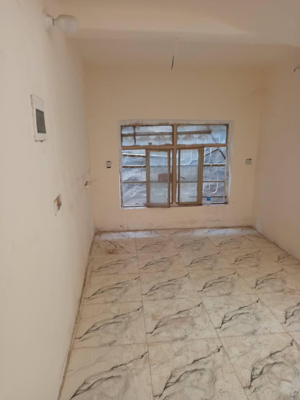 يوجد بيت طابو صرف مساحه 220ابو غرق حي سلام مطلوب الي مصرف العقاري 83  وتطلوعه 50مليون اتصل ***********  غرف نوم عدد 2  استقبال ومطبخ

