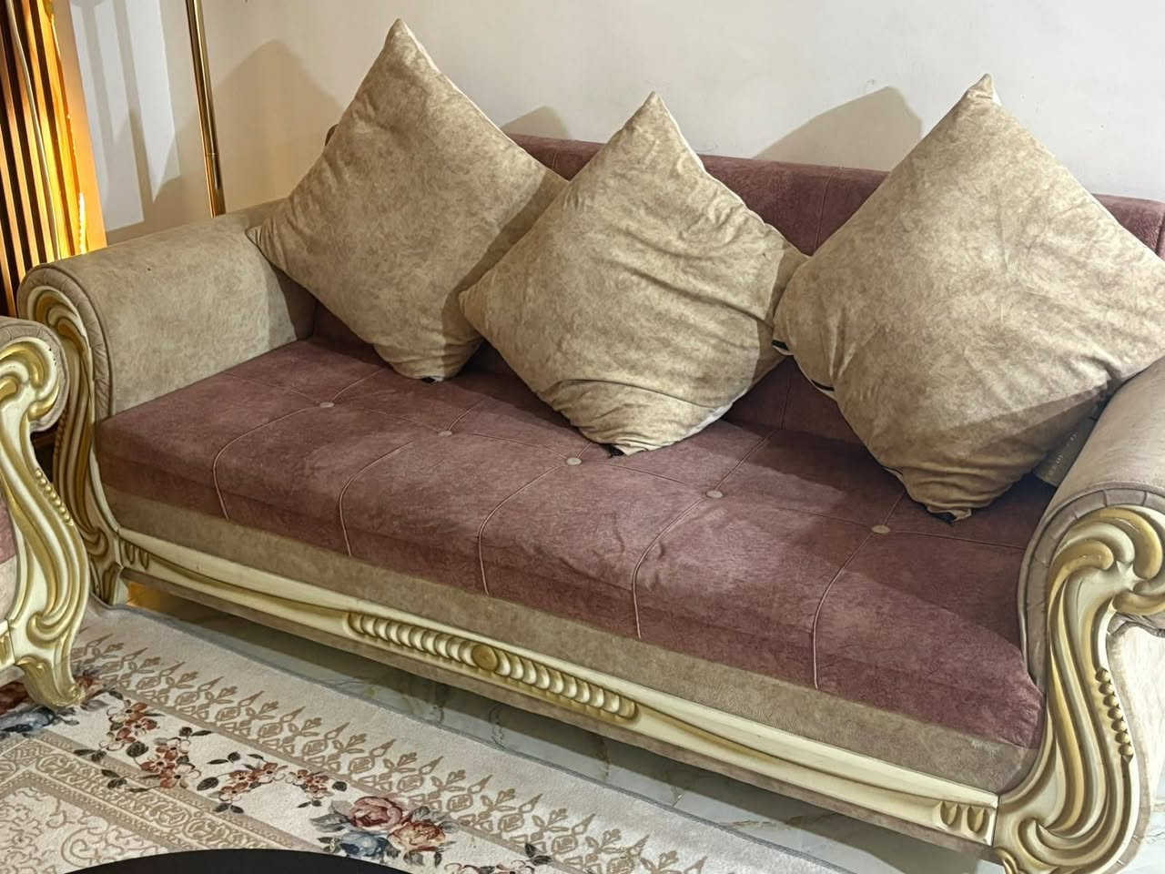 كنب ١٠ مقاعد • نضيف • تلفزيون بدون نت