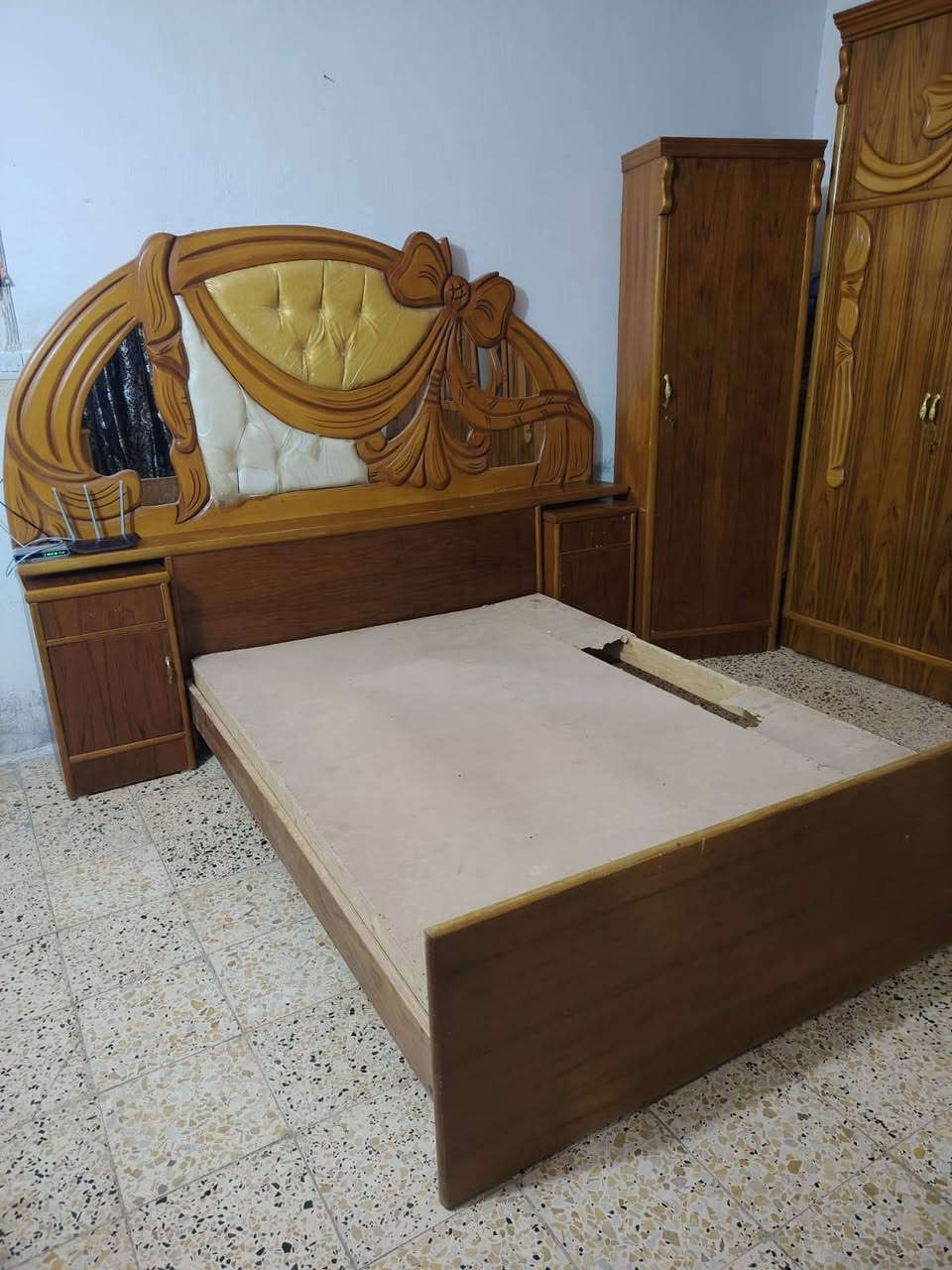 السلام عليكم غرفه صاج مع بوفيه للبيع جديدات ماصارلي سنه من اخذتهن فقط الجربايه شويه طاكه الفيبره من فوك يعني مابيها شي كلها جديده الغرفه للاستفسار الاتصال *********** خاص ممتواجد مكاني زويريجات
