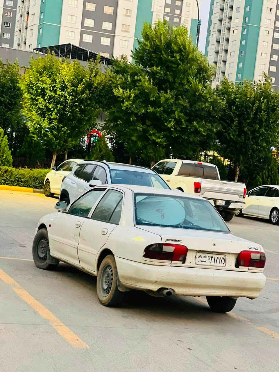 پرۆتۆن ٢٠٠٢
ئارمی سلئمانی بەشەرت 
سەیارەیەکی جوانوو پاکو بختە 
مالیی دۆستە
مەکینەو گئری بەشەرت ١٠٠فیتەر
تەبریدی بەس خازی نوقسانە
دەعمو لئ دراویی نیە بەشەرت 
پئشو پشتی کەبسە
سەیارەی مالی فەقیرە
یەک دینار مەسرفی تیا نیە
لەیەک سایەقی نەقسە 
سعرەکەی ٢٦ گەلا
تەلەفون بۆ ئەم رەقەمە بکەن
***********
