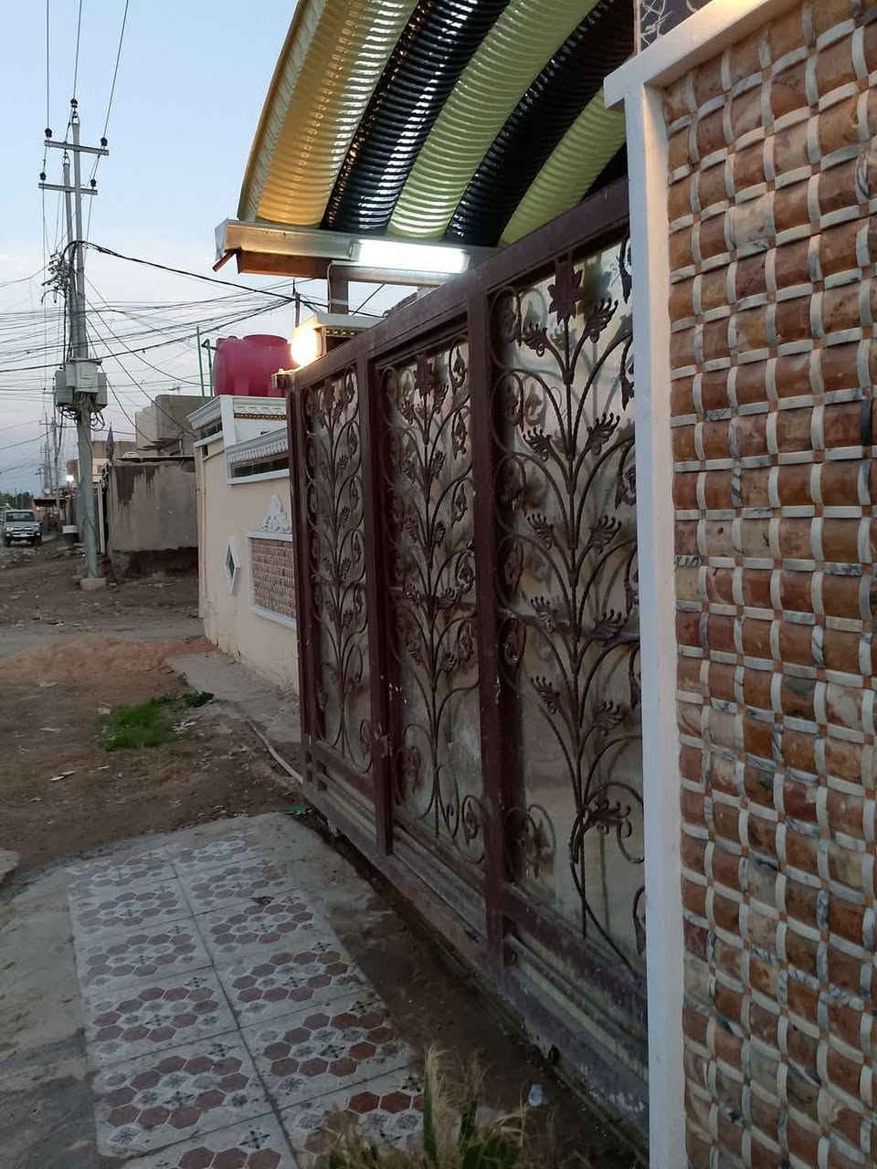 السلام عليكم بيت طابو صرف حي خضير ركن على شارعين المساحه ١٢٥ واقع حال ١٥٠ م كدامك ساحه منتزة مستقبلا غرفتين نوم وهول ومطبخ واستقبال ٦متر ماساحب عليه سلفه عكاده صحيات داخليه وخارجيه ارضيه بور سلين خدمات مجاري كهرباء مولد جاهز السعر ٧٠ وبي مجال بيع او مراوس ***********
