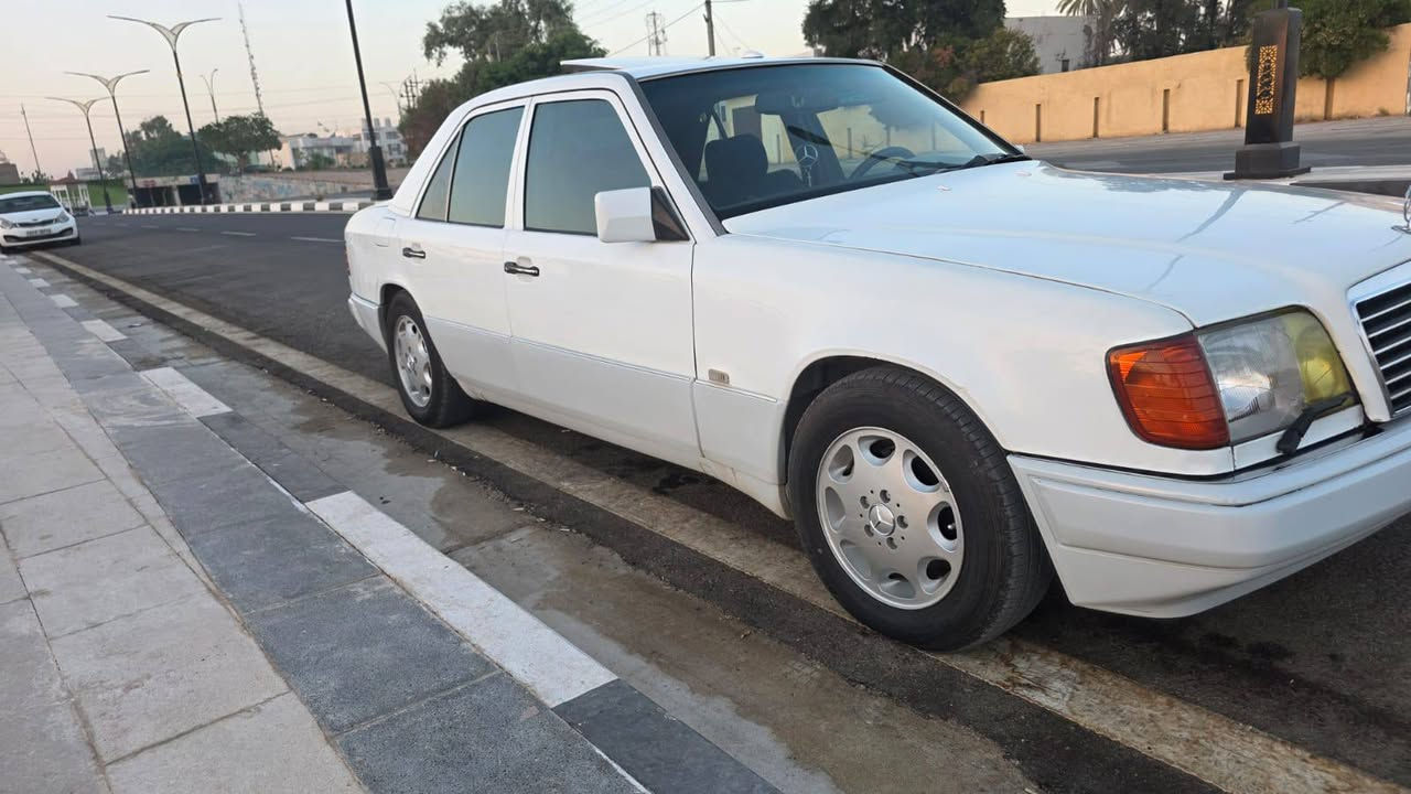سلام عليكم من رخصت الادمن مارسيدس بيبي موديل 93 حجم 320 قواعد دبلات كفاله براكيت كفاله محرك ياباني صبغ حزام كفاله من الضربه والخياس فتحه ٤جام كهرباء جاهزه للأخير السعر ٧٨ مجالها بسيط ***********
