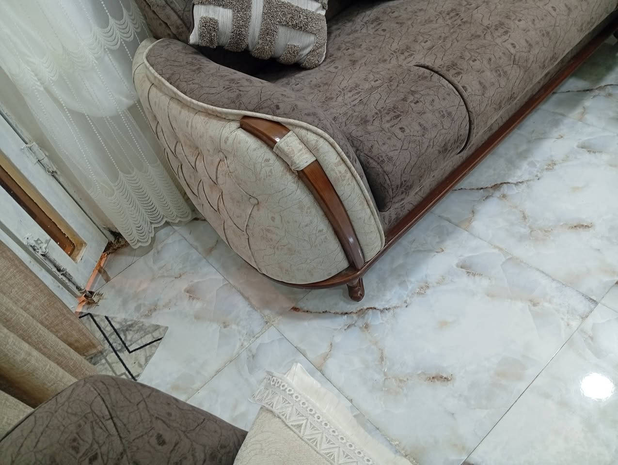 نضيف جدا ومرتب وضخم ١٠ مقاعد سبب البيع استقبال اصغير والتخم ضخم بي ضرر رجل مكسوره ومتوفره من صفحه حركة نركيله بسيطه ٦٥٠ وبي مجال
