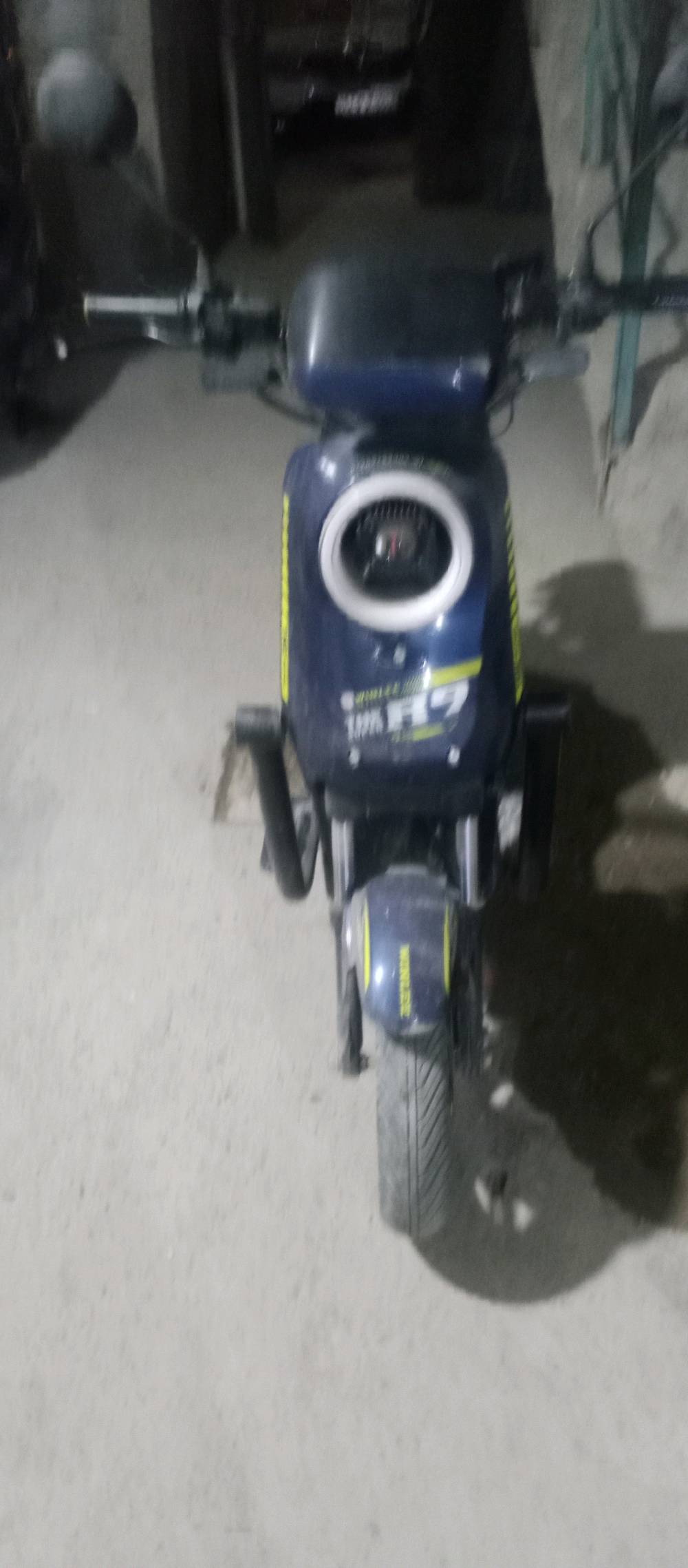 سعرها400,000  
دراجه R9 للبيع نظيفه ما بيها شي بس اذا تريد تبديل تاير خلفي
هسه شنو موديل الـ R9 بالضبط؟ وإذا تعرف سنة الصنع شكد هي؟: 
2026
البطارية شلون وضعها؟ شكد تمشي بالشحنة الواحدة وبيها تبديل أو أصلية؟: 
ممتازه
وين موقعك بالضبط حتى يگدر المشتري يرتب فحص/استلام؟: 
بغداد الغدير 
غير تاير الخلفي، أكو أي ملاحظات ثانية بالجهاز أو بالفرامل/الكهرباء/الشحن؟: 
لا 
السعر 400 ألف ثابت لو بيه مجال بسيط على السوم؟: 
بيه مجال 