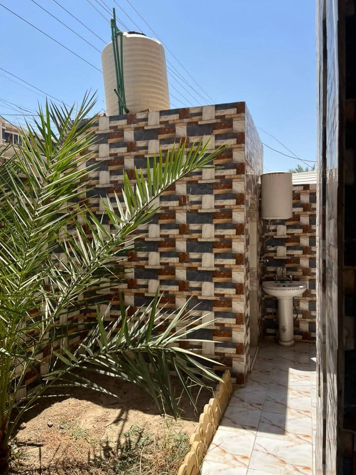 بيت طابو صرف للبيع في سومر حي المعلمين بشارع مديرية المرور مساحة ١٧٠ بناء قوي طابقين الطابق الاول استقبال وهول ومطبخ وغرفه وحمامات داخليه وخارجيه والطابق الثاني غرفتين وغرفة مخزن وصالة /  الارضية مرمر سعر ٣١٠ وقابل للتفاوض للرغبة في الشراء الاتصال على هذا الرقم ***********
