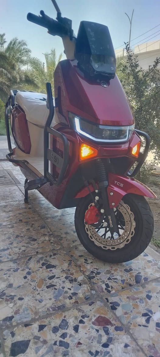 السلام عليكم دراجه شحن الملكه S90 جديده بحالة الزيرو فول مواصفات.
بطاريات كبار دبل مسطره عدد 6. 

اربع سرع سرعتها 85.

تمشيك مسافه بين 60 الى 80 كم.

تشغيل عن طريق الموبايل.

صندوك خلفي إضافي بعده ممشدود. 

السعر ٩٥٠ وبيها مجال بسيط حك الجيه.

اخوان اعتذر عن المراوس بيع فقط. 

مكاني بغداد ساحة الحريه.

***********
