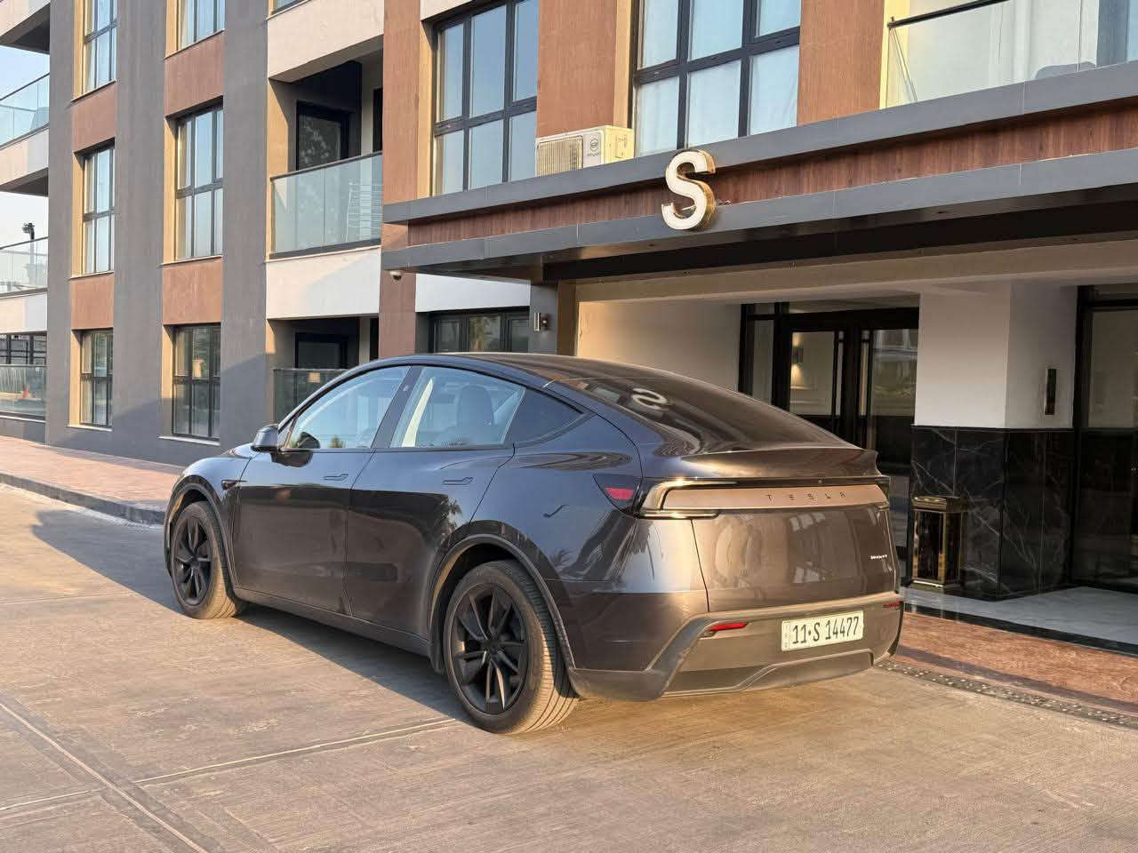 تسلا Y 2026 LONG RANGE Dual Motor
امريكيه ماشيه 14,000 ميل
بدون ايرباك حادث جداً بسييط 
صبغ فقط الجاملغ الايسر  
اون لاين السياره 
اناره داخليه 
شاشه خلفيه
كامله بدون اي نقص 
مع شاحن متنقل 16 اكبير 
35,500$
السعر 
***********

