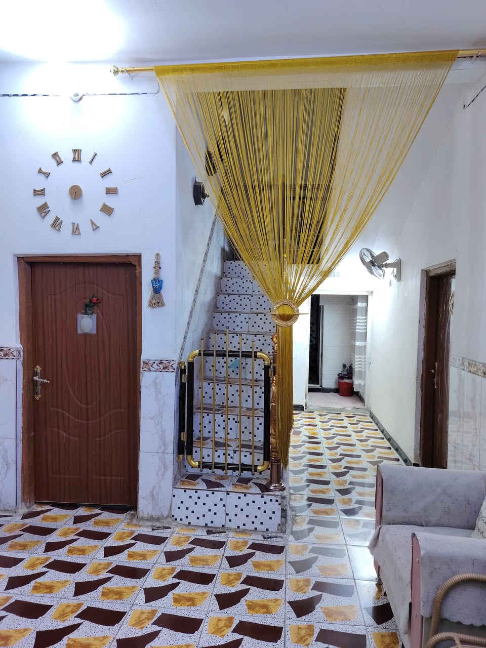 السلام عليكم ورحمة الله وبركاته
#بيت_للبيع

بيت في قضاء النصر على طريق الدواية بالقرب من سكلة حسن الجواد واجهة البيت على الشارع العام يحتوي على: 
 صالة عدد 2 وغرف عدد 4 بقياس 4*6 و 4*5 ومطبخ واستقبال خارجية بقياس 14 *4 وكراج يتسع ل 4 سيارات وحديقة خارجية بمساحة 300 متر 

ملاحظة/ويمكن فصله الى بيتين بحيث يتكون كل بيت من غرفتين وصالة ومطبخ وصحيات.

للاستفسار اكثر الاتصال على الرقم
***********
