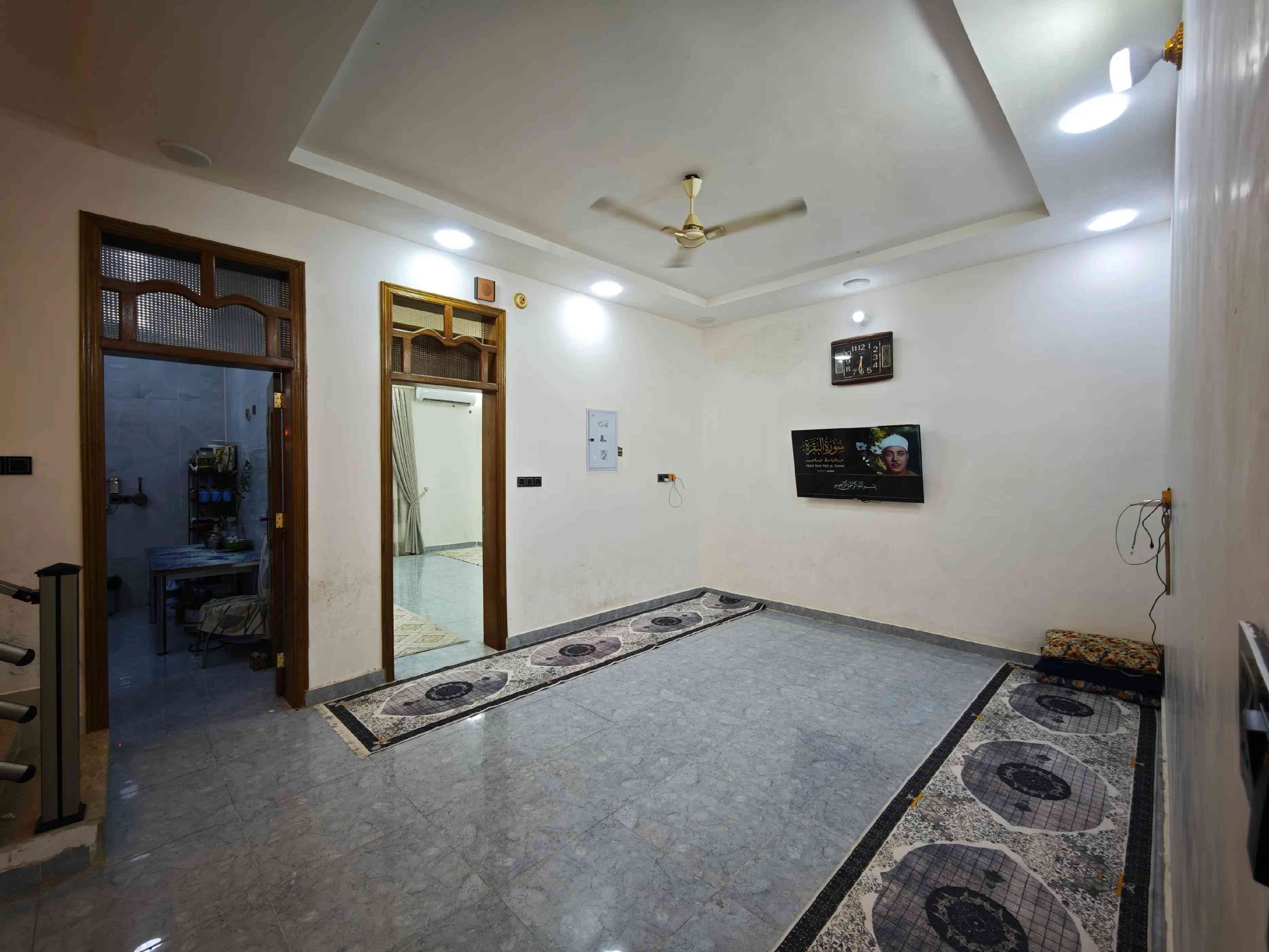 🏠 دار للبيع على الشارع العام (فرصة استثمارية وسكنية ممتازة!) 🏠 📐 المساحة: 200 متر 🏗️ البناء: حديث (طابقين). 🏬 المميزات: يحتوي على محلين تجاريين. 📍 الموقع: ميسان - العماره  📌 المنطقة: حي الغدير. 🏥 العلامة الدالة: مقابل مستشفى الربو والحساسية. 🛣️ الشارع: شارع 50 التجاري. 📋 تفاصيل الطوابق: 🔹 الطابق الأول: 🛏️ غرفة نوم كبيرة. 🛋️ صالة واسعة. 🍳 مطبخ (حار / بارد). 🚪 استقبال. 🚿 صحيات داخلية. 🚗 طرمة كبيرة + صحيات خارجية. 🏪 محلات تجارية عدد (2). 🔹 الطابق الثاني: 🛏️ (3) غرف نوم كبيرة. 📞 للاستفسار والتواصل: 📱 الهاتف: *********** ☎️🤳 #عقارات  #قطع_اراضي  #عقار  #بيع_و_شراء_عقارات #الشعب_الصيني_ماله_حل😂😂 

