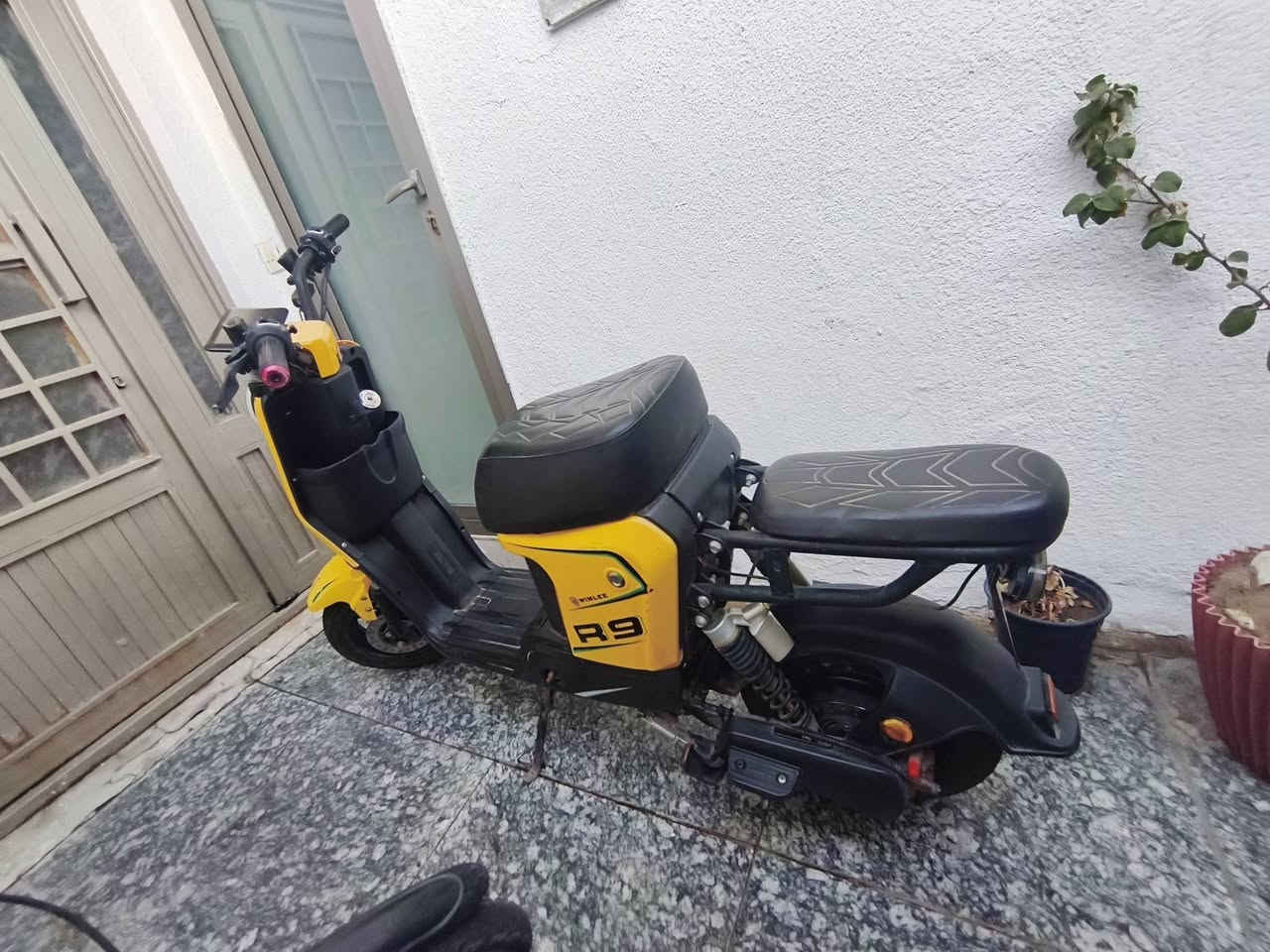 R9
خمس بطاريات نضيفة جدا نسبه ٩٠ بالمية بدلتهن قبل فترة قليلة وماطلعت بي
شغال مابي عطل او مشكلة 
السعر ٢٩٠ وبي مجال 
حي النصر 
***********
