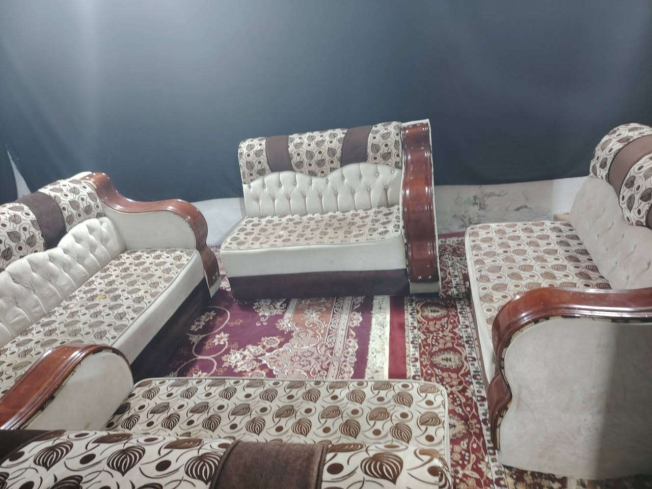 السلام عليكم قنفات للبيع نظيفات كلش اربع قطع سعرهن ٧٥ الف وبيهن مجال عنوان البصره ابو الخصيب رقم ***********
